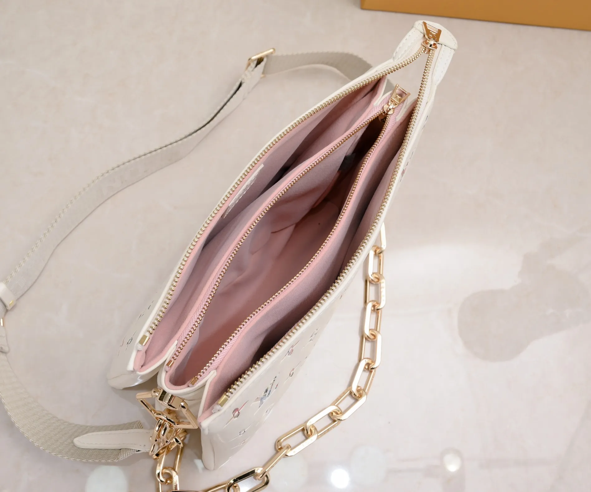 ¥340💰 Exclusive real shot-upgraded version ‼ ️ M21353 color printing 57790 This small Coussin handbag is made of Monogram embossed sheep leather, and the floral pattern is cleverly integrated into the LV letters and Monogram flowers. The chunky chain makes it easy to carry over the shoulder, and the wide adjustable fabric strap makes it easy to wear cross-body. Dimensions: 26.0 x 20.0 x 12.0 cm (length x height x width)