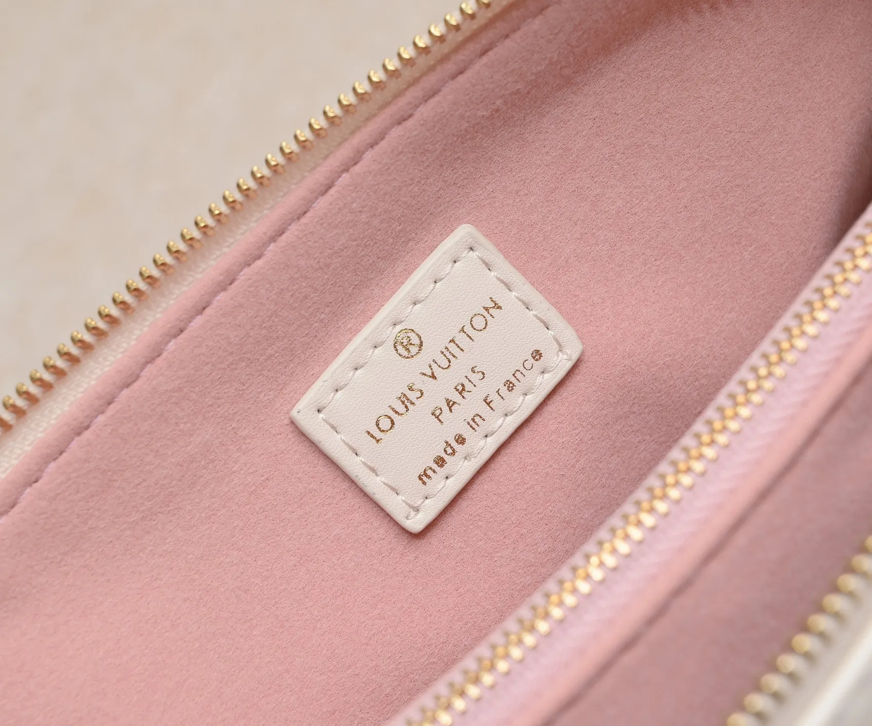 ¥340💰 Exclusive real shot-upgraded version ‼ ️ M21353 color printing 57790 This small Coussin handbag is made of Monogram embossed sheep leather, and the floral pattern is cleverly integrated into the LV letters and Monogram flowers. The chunky chain makes it easy to carry over the shoulder, and the wide adjustable fabric strap makes it easy to wear cross-body. Dimensions: 26.0 x 20.0 x 12.0 cm (length x height x width)