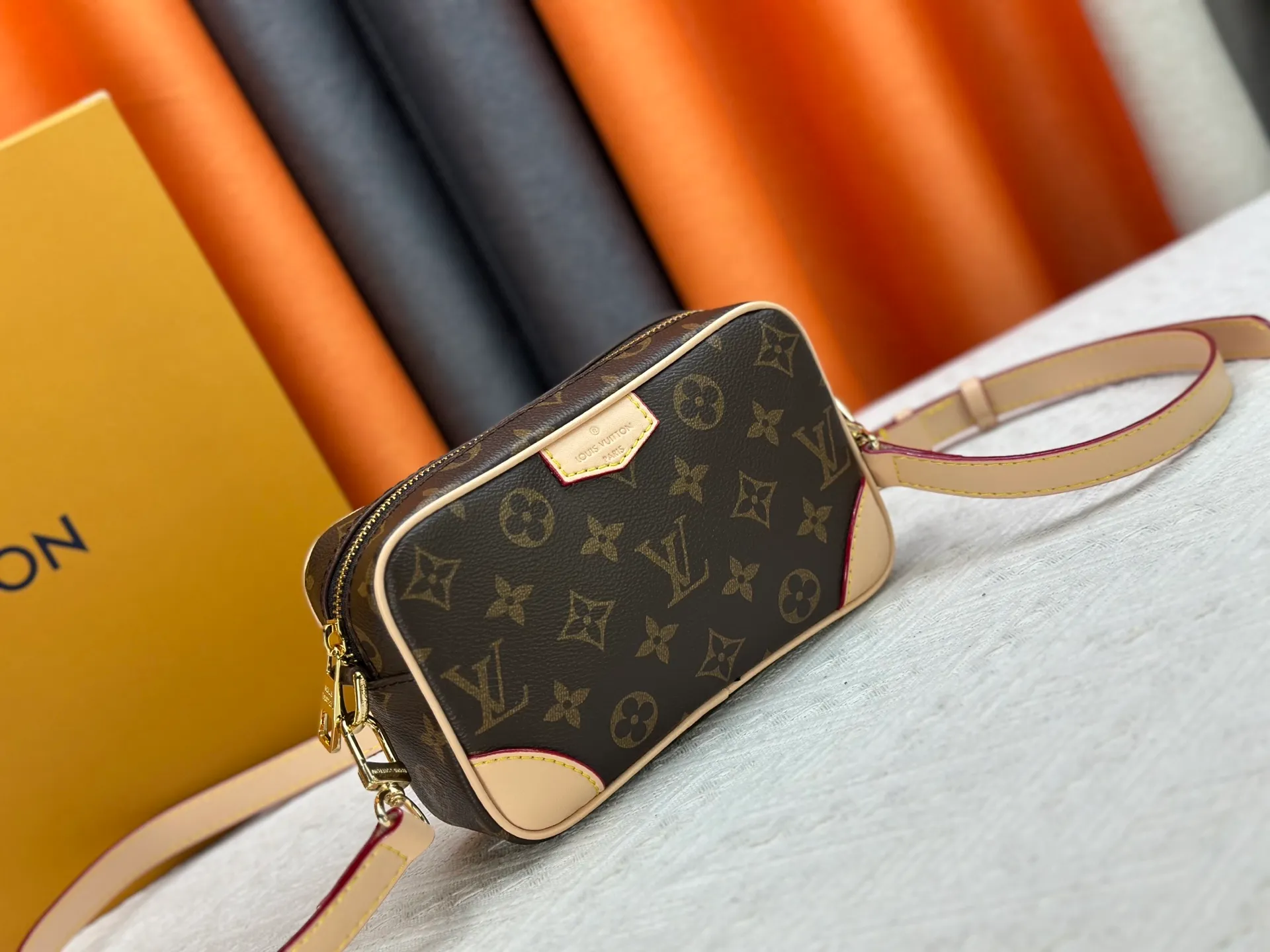 P220 Guangzhou goods M14253 M14058 M26737 M14684 The Trocadéro mini handbag is made of Monogram canvas, vintage cow leather trim and reinforced front corners. It pays tribute to Louis Vuitton's legendary history and combines retro charm with sophisticated modernity. Inspired by Louis Vuitton's cross-body bags designed in the 1980s, it features a removable and adjustable shoulder strap. 20.0 x 13.0 x 6.5 cm (length x height x width)