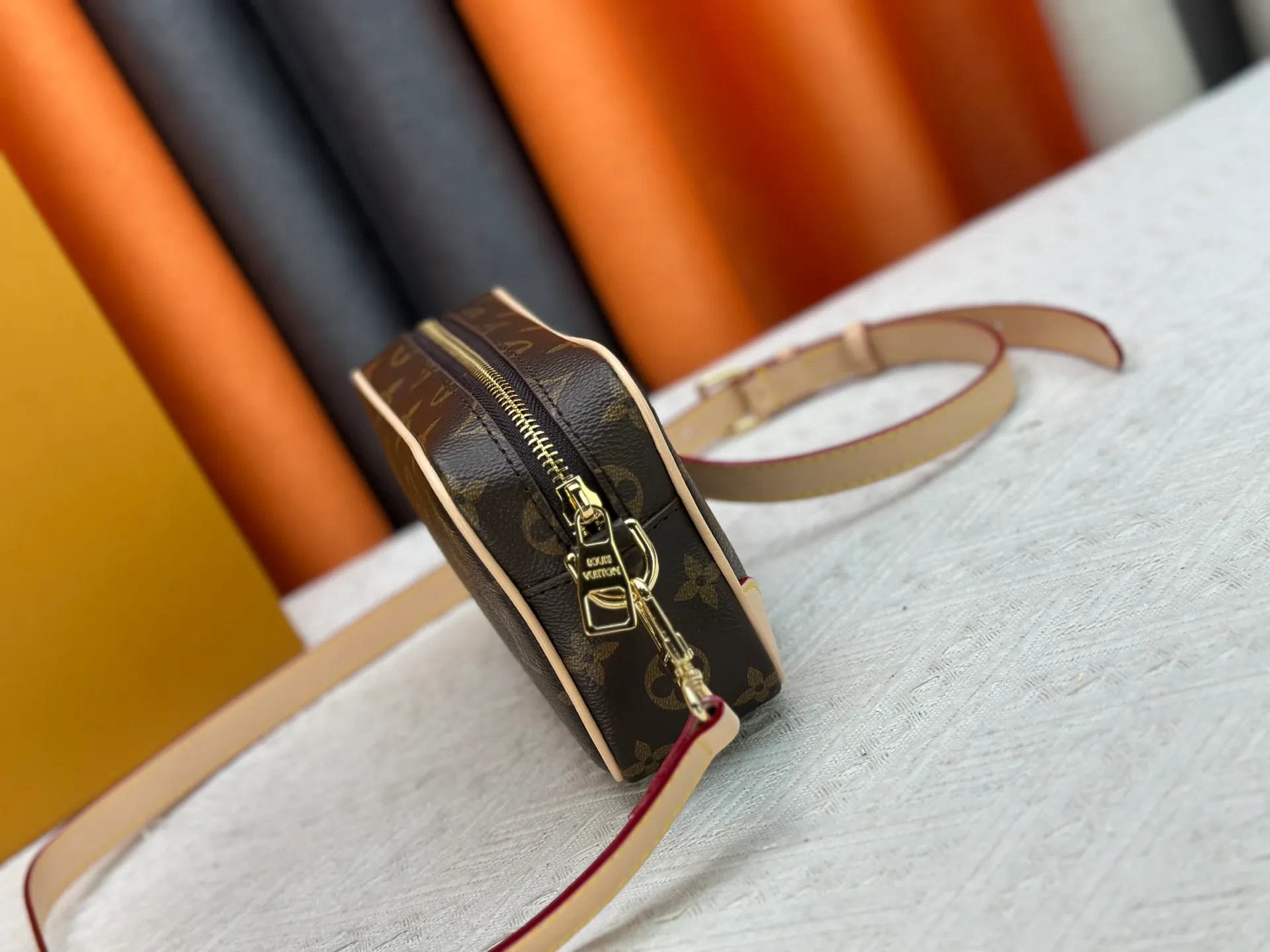 P220 Guangzhou goods M14253 M14058 M26737 M14684 The Trocadéro mini handbag is made of Monogram canvas, vintage cow leather trim and reinforced front corners. It pays tribute to Louis Vuitton's legendary history and combines retro charm with sophisticated modernity. Inspired by Louis Vuitton's cross-body bags designed in the 1980s, it features a removable and adjustable shoulder strap. 20.0 x 13.0 x 6.5 cm (length x height x width)