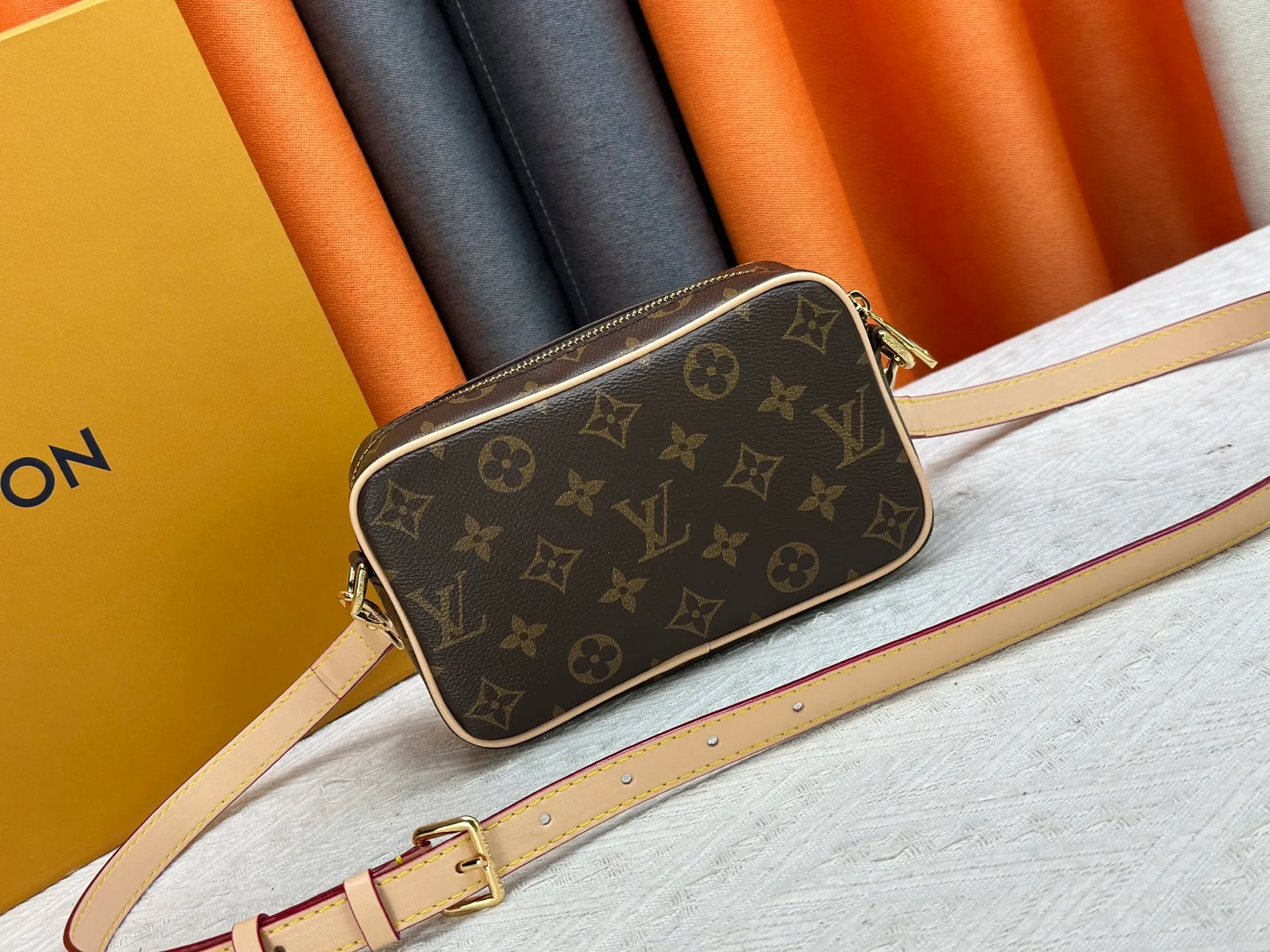 P220 Guangzhou goods M14253 M14058 M26737 M14684 The Trocadéro mini handbag is made of Monogram canvas, vintage cow leather trim and reinforced front corners. It pays tribute to Louis Vuitton's legendary history and combines retro charm with sophisticated modernity. Inspired by Louis Vuitton's cross-body bags designed in the 1980s, it features a removable and adjustable shoulder strap. 20.0 x 13.0 x 6.5 cm (length x height x width)