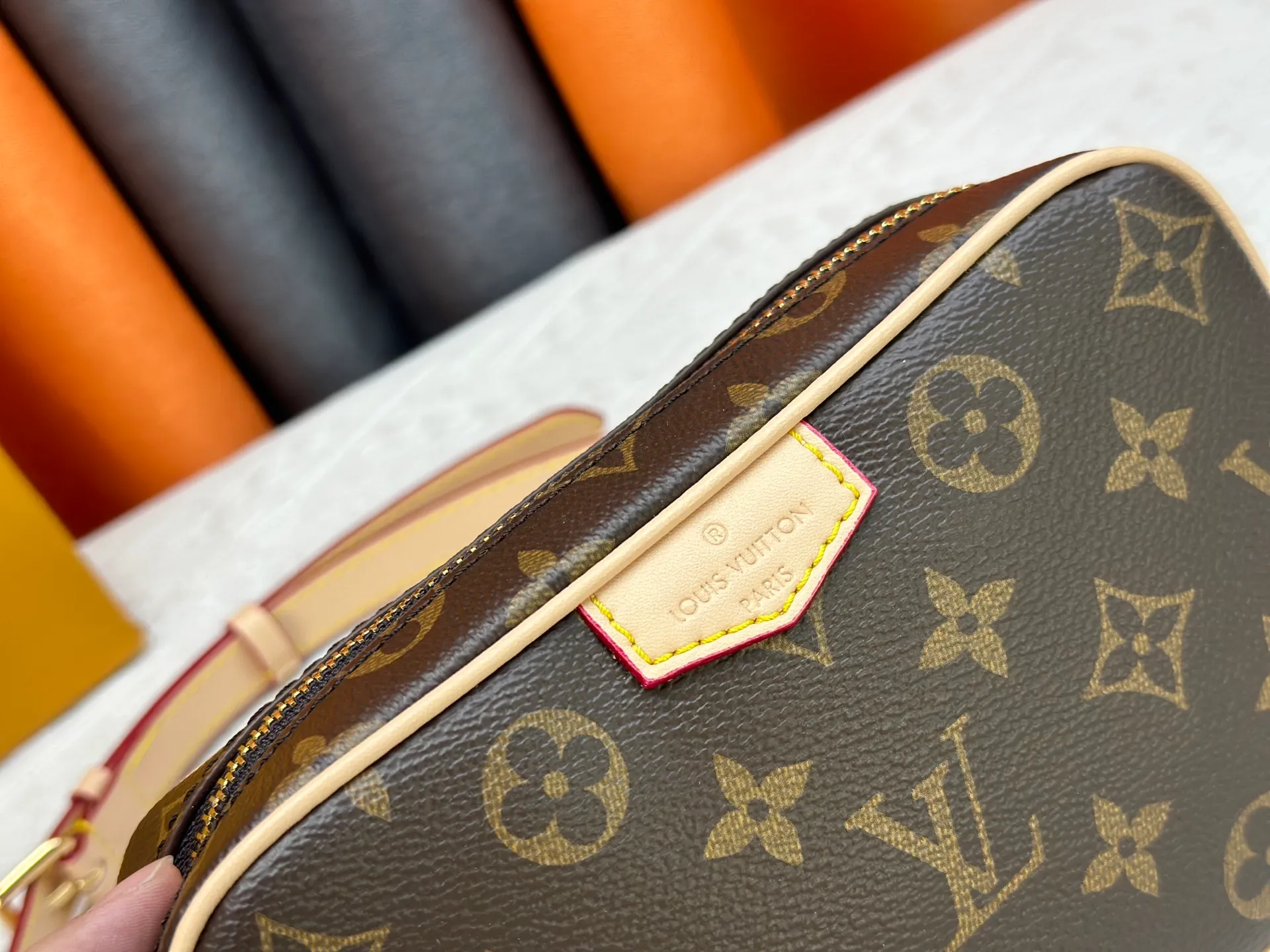 P220 Guangzhou goods M14253 M14058 M26737 M14684 The Trocadéro mini handbag is made of Monogram canvas, vintage cow leather trim and reinforced front corners. It pays tribute to Louis Vuitton's legendary history and combines retro charm with sophisticated modernity. Inspired by Louis Vuitton's cross-body bags designed in the 1980s, it features a removable and adjustable shoulder strap. 20.0 x 13.0 x 6.5 cm (length x height x width)