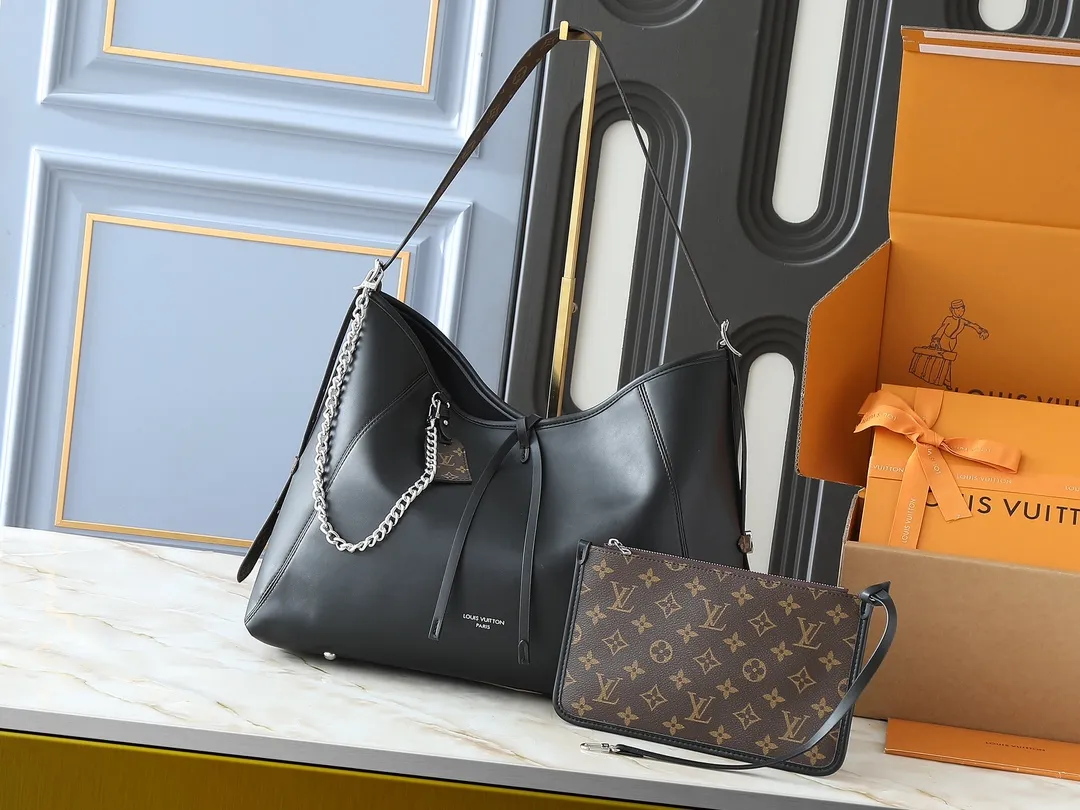 💰280💰Upgraded from the original M25143 M24861 M12583 M12579 M12919 M13105 This CarryAll Dark medium handbag is made of soft sheep leather to create a fashionable and lazy silhouette, adding eye-catching charm to the 2024 spring and summer show style. Polished metal pieces are complemented by a tactile, slightly wrinkled texture. Plenty of space can accommodate a variety of daily necessities, making it a great travel companion. Dimensions: 30 x 15 x 39 cm (height x width x length)