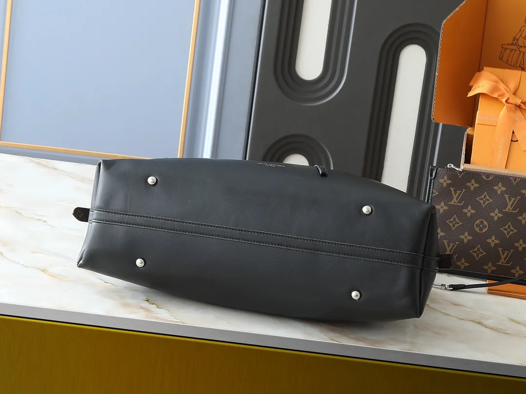 💰280💰Upgraded from the original M25143 M24861 M12583 M12579 M12919 M13105 This CarryAll Dark medium handbag is made of soft sheep leather to create a fashionable and lazy silhouette, adding eye-catching charm to the 2024 spring and summer show style. Polished metal pieces are complemented by a tactile, slightly wrinkled texture. Plenty of space can accommodate a variety of daily necessities, making it a great travel companion. Dimensions: 30 x 15 x 39 cm (height x width x length)