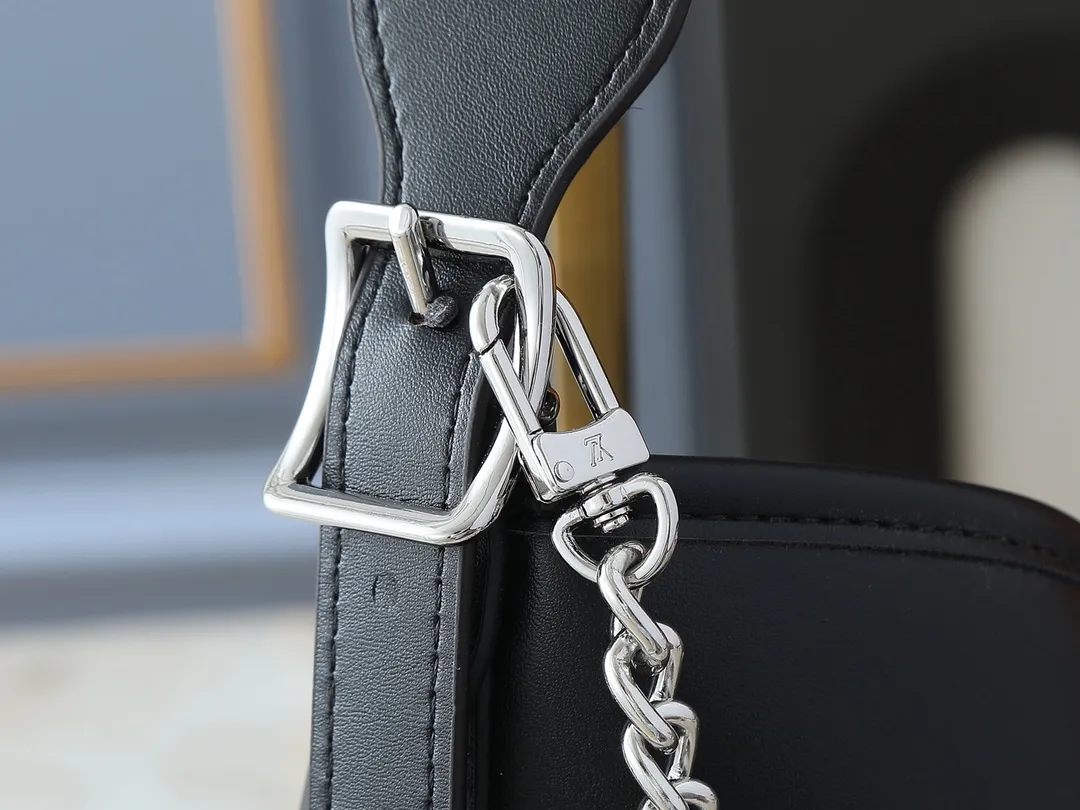 💰280💰Upgraded from the original M25143 M24861 M12583 M12579 M12919 M13105 This CarryAll Dark medium handbag is made of soft sheep leather to create a fashionable and lazy silhouette, adding eye-catching charm to the 2024 spring and summer show style. Polished metal pieces are complemented by a tactile, slightly wrinkled texture. Plenty of space can accommodate a variety of daily necessities, making it a great travel companion. Dimensions: 30 x 15 x 39 cm (height x width x length)