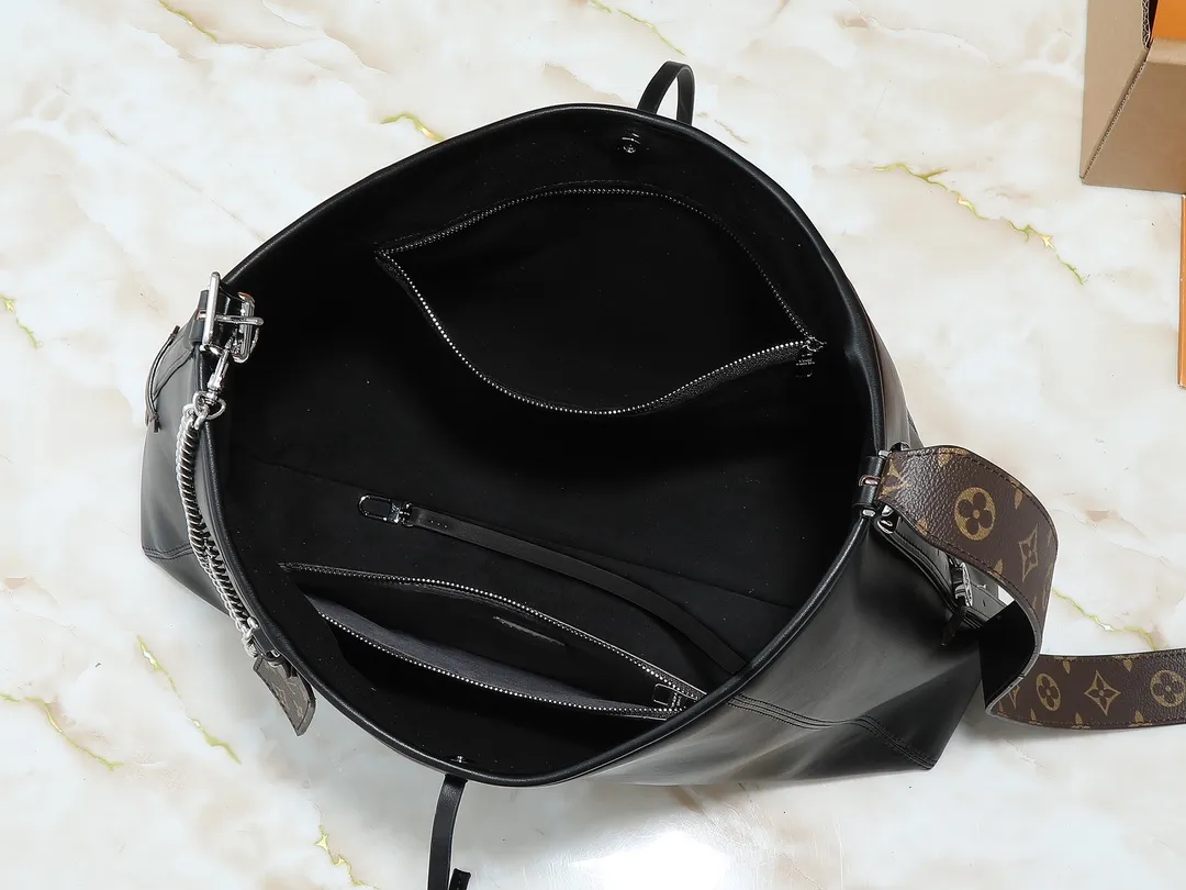 💰280💰Upgraded from the original M25143 M24861 M12583 M12579 M12919 M13105 This CarryAll Dark medium handbag is made of soft sheep leather to create a fashionable and lazy silhouette, adding eye-catching charm to the 2024 spring and summer show style. Polished metal pieces are complemented by a tactile, slightly wrinkled texture. Plenty of space can accommodate a variety of daily necessities, making it a great travel companion. Dimensions: 30 x 15 x 39 cm (height x width x length)