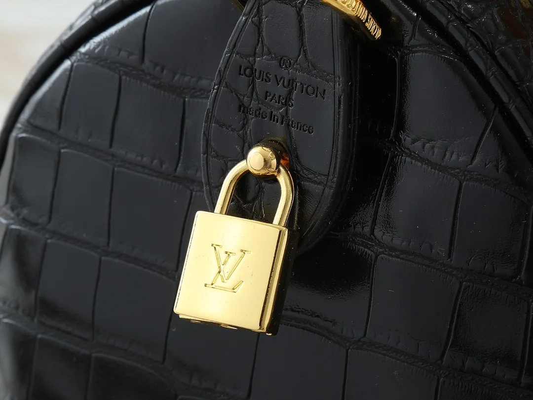 💰300💰Upgraded from the original M89108 M40390 crocodile pattern. This Speedy Bandoulière 25 Monogram Leather handbag is made of soft cow leather and uses the Monogram pattern to reproduce the sophisticated look and feel of the canvas print. Dazzling metal hardware, sheepskin lining and nameplate all reflect Creative Director Pharrell Williams' relentless attention to detail. Dimensions: 25x15x15