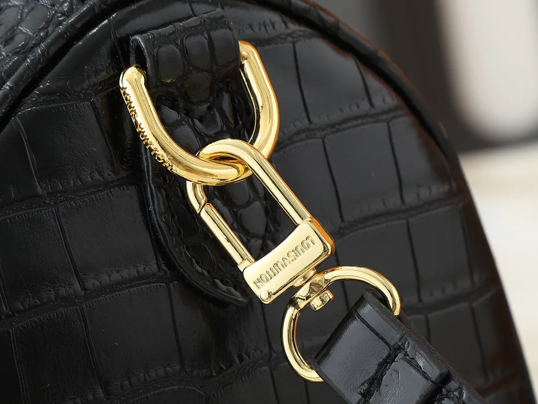 💰300💰Upgraded from the original M89108 M40390 crocodile pattern. This Speedy Bandoulière 25 Monogram Leather handbag is made of soft cow leather and uses the Monogram pattern to reproduce the sophisticated look and feel of the canvas print. Dazzling metal hardware, sheepskin lining and nameplate all reflect Creative Director Pharrell Williams' relentless attention to detail. Dimensions: 25x15x15