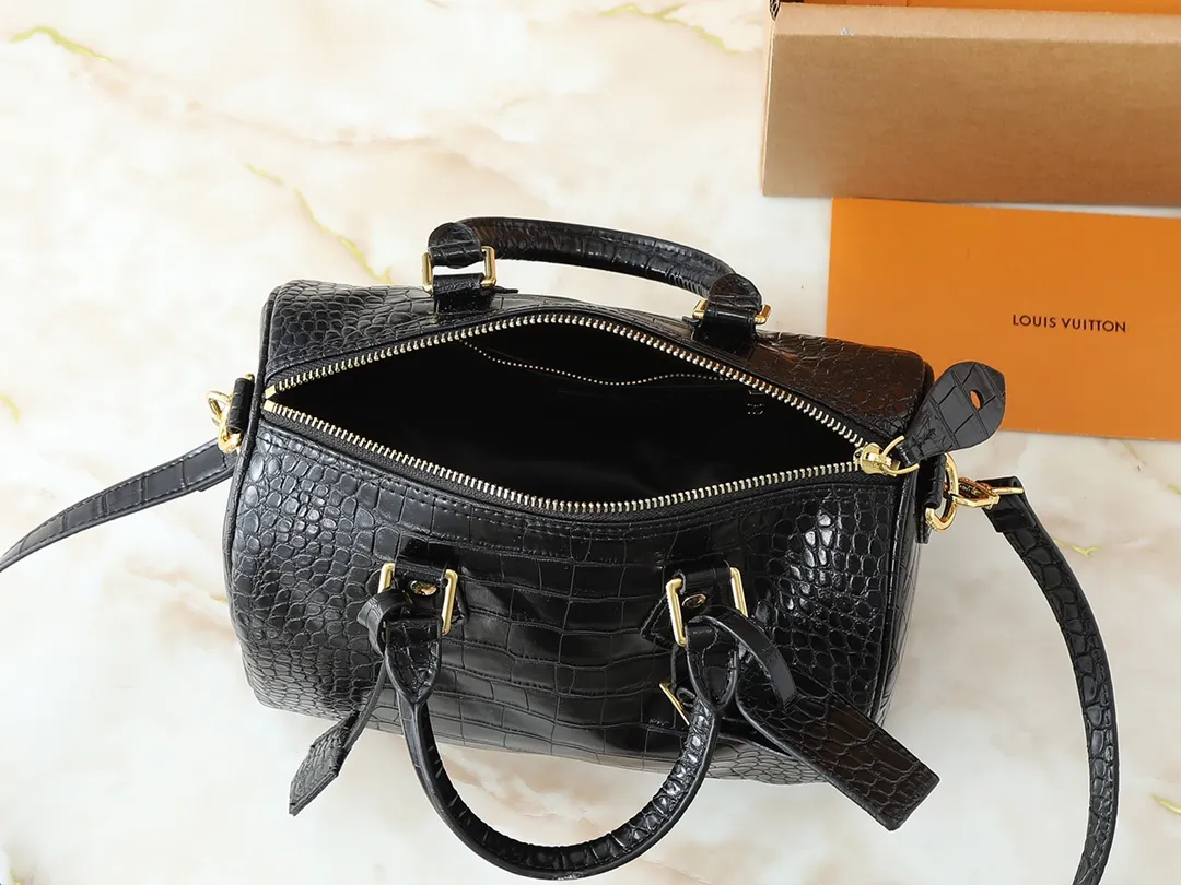 💰300💰Upgraded from the original M89108 M40390 crocodile pattern. This Speedy Bandoulière 25 Monogram Leather handbag is made of soft cow leather and uses the Monogram pattern to reproduce the sophisticated look and feel of the canvas print. Dazzling metal hardware, sheepskin lining and nameplate all reflect Creative Director Pharrell Williams' relentless attention to detail. Dimensions: 25x15x15