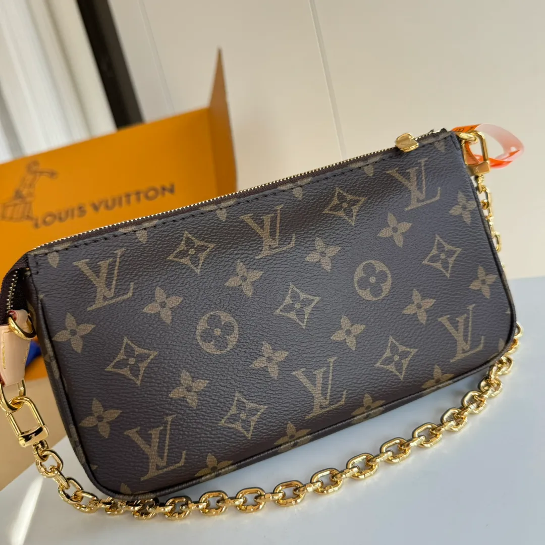 p1300 [Configured with a full set of MB duty-free packaging] 𝐩𝐨𝐜𝐡𝐞𝐭𝐭𝐞 𝐚𝐜𝐜𝐞𝐬𝐬𝐨𝐢𝐫𝐞𝐬 Series M82766 Special Grade All-Steel Actual Photography❒ Size: 23.5*13.5*4𝐜𝐦 ❒ A revised version of the classic Mahjong bag. The original flavor of the Mahjong bag is simple and elegant, and it is portable. The upgraded capacity can meet the storage capacity of the necessary items for girls to travel, and it is equipped with compartments inside! Small and lightweight, with a chain-like appearance, it is eye-catching, a perfect God-like style! Another popular magic weapon series, the design is really quite 𝐲𝐲𝐝𝐬!