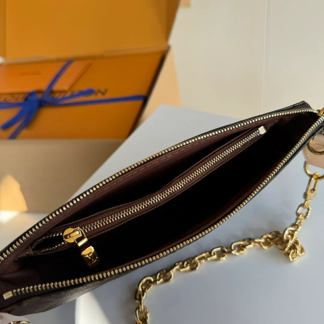 p1300 [Configured with a full set of MB duty-free packaging] 𝐩𝐨𝐜𝐡𝐞𝐭𝐭𝐞 𝐚𝐜𝐜𝐞𝐬𝐬𝐨𝐢𝐫𝐞𝐬 Series M82766 Special Grade All-Steel Actual Photography❒ Size: 23.5*13.5*4𝐜𝐦 ❒ A revised version of the classic Mahjong bag. The original flavor of the Mahjong bag is simple and elegant, and it is portable. The upgraded capacity can meet the storage capacity of the necessary items for girls to travel, and it is equipped with compartments inside! Small and lightweight, with a chain-like appearance, it is eye-catching, a perfect God-like style! Another popular magic weapon series, the design is really quite 𝐲𝐲𝐝𝐬!