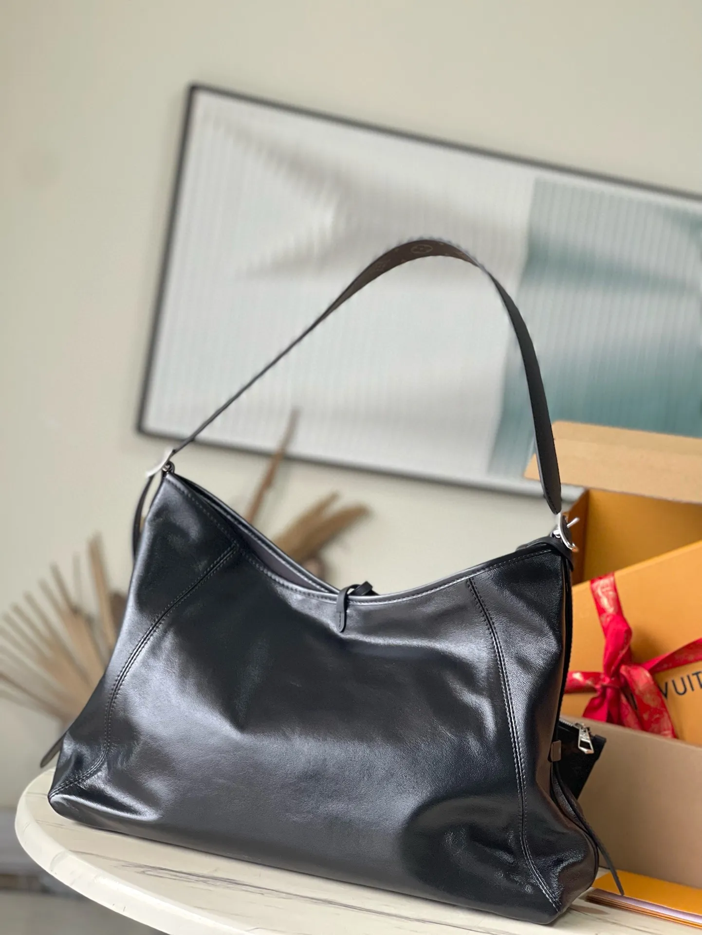 💰1200 (top layer leather) top original order M25143 medium size This CarryAl Dark medium handbag is made of soft sheep leather to create a fashionable mouth shape, adding eye-catching beauty to the 2024 spring and summer show style. Polished metal parts and a tactile micro-wrinkle texture complement each other. Plenty of space to accommodate a variety of daily necessities. A great travel companion. Dimensions: 39 × 30 × 15 cm