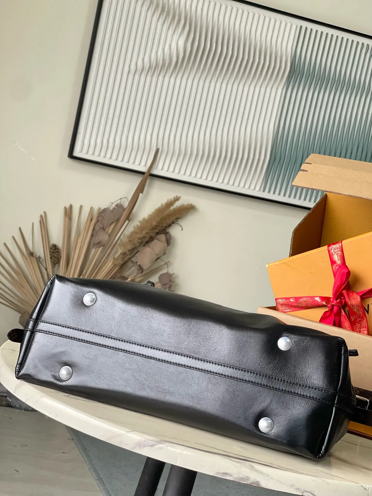 💰1200 (top layer leather) top original order M25143 medium size This CarryAl Dark medium handbag is made of soft sheep leather to create a fashionable mouth shape, adding eye-catching beauty to the 2024 spring and summer show style. Polished metal parts and a tactile micro-wrinkle texture complement each other. Plenty of space to accommodate a variety of daily necessities. A great travel companion. Dimensions: 39 × 30 × 15 cm