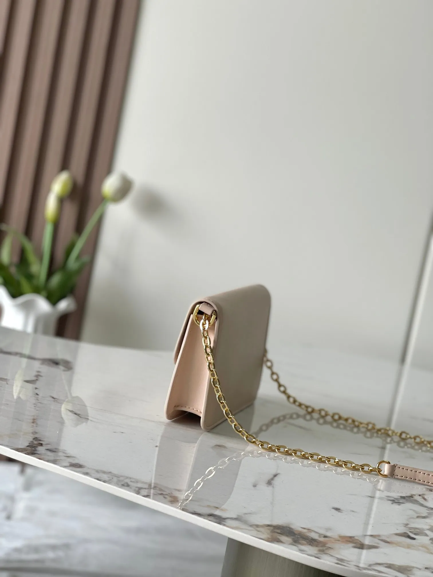 💰860 (top layer leather) top original single M14564 black M14547 blue M14581 apricot M14548 rose authentic development This Wallet On Chain handbag is from the Louis Vuitton LV Bloom series. It is cut from cow leather in a fashionable and practical configuration. It's decorated with embellishments inspired by the brand's iconic Monogram pattern. There's plenty of space to store a smartphone, and contrasting metal hardware adds an elegant touch. Dimensions: 11.5 x 4 x 20 cm (H x W x Length)