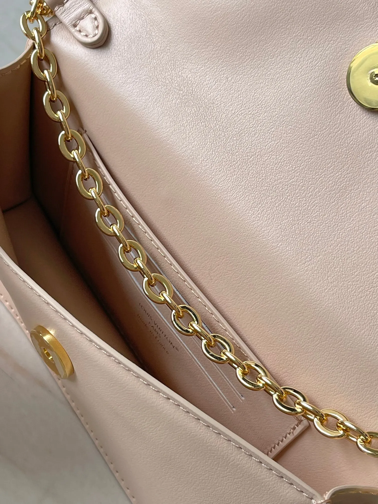 💰860 (top layer leather) top original single M14564 black M14547 blue M14581 apricot M14548 rose authentic development This Wallet On Chain handbag is from the Louis Vuitton LV Bloom series. It is cut from cow leather in a fashionable and practical configuration. It's decorated with embellishments inspired by the brand's iconic Monogram pattern. There's plenty of space to store a smartphone, and contrasting metal hardware adds an elegant touch. Dimensions: 11.5 x 4 x 20 cm (H x W x Length)