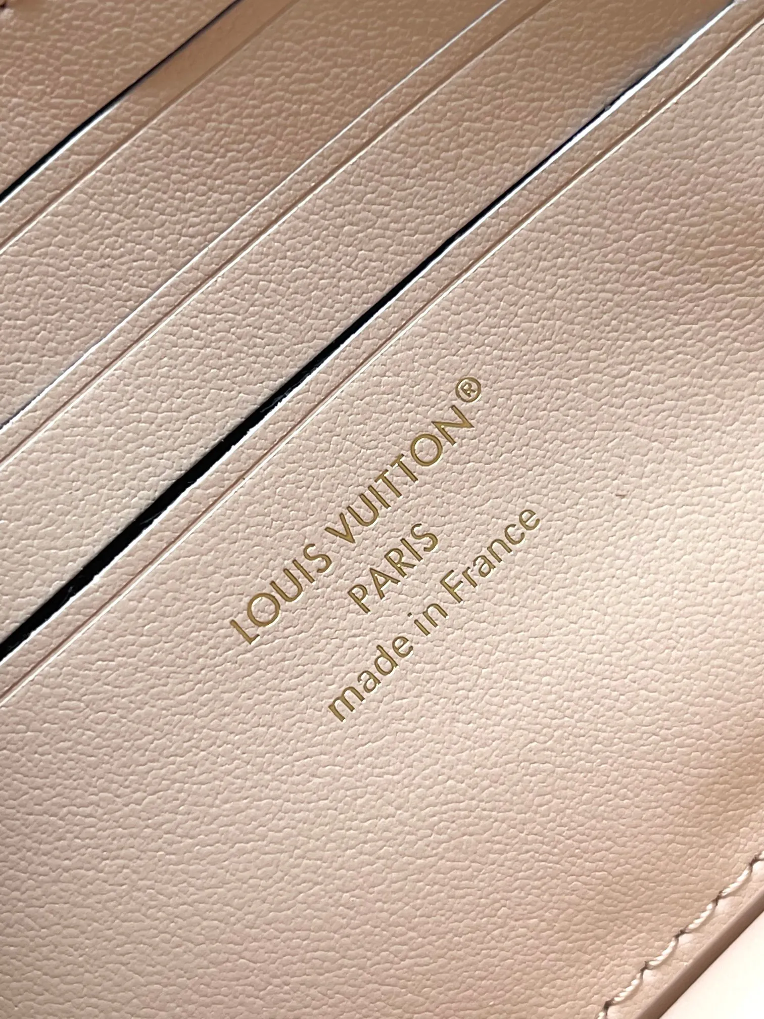 💰860 (top layer leather) top original single M14564 black M14547 blue M14581 apricot M14548 rose authentic development This Wallet On Chain handbag is from the Louis Vuitton LV Bloom series. It is cut from cow leather in a fashionable and practical configuration. It's decorated with embellishments inspired by the brand's iconic Monogram pattern. There's plenty of space to store a smartphone, and contrasting metal hardware adds an elegant touch. Dimensions: 11.5 x 4 x 20 cm (H x W x Length)