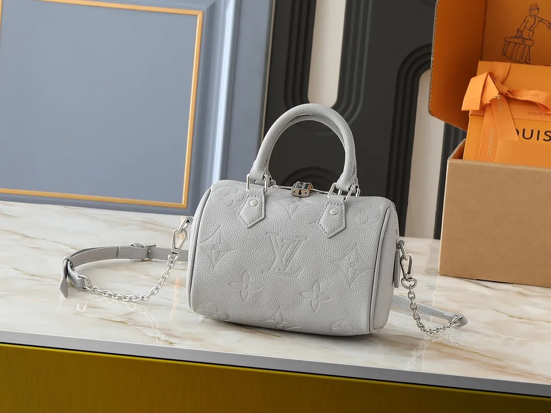 💰240💰Upgraded original version M12713 M58953 M46875 Milk tea color M46883 White with blue M46518 Pink M46517 blue M46575 top original model Speedy Bandoulière 20 handbag from the new Dégradé series, Monogram Empreinte The embossed leather body comes in a variety of colors, adding a pop of color to seasonal outfits. The rolled Toron handle and adjustable shoulder strap allow you to switch between elbow and shoulder straps, making it a perfect companion for urban life and summer parties. 20.5 x 13.5 x 12.0 cm (length x height x width)