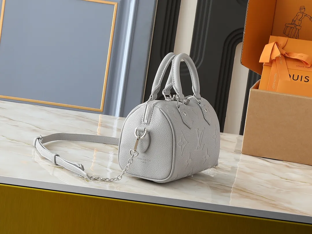💰240💰Upgraded original version M12713 M58953 M46875 Milk tea color M46883 White with blue M46518 Pink M46517 blue M46575 top original model Speedy Bandoulière 20 handbag from the new Dégradé series, Monogram Empreinte The embossed leather body comes in a variety of colors, adding a pop of color to seasonal outfits. The rolled Toron handle and adjustable shoulder strap allow you to switch between elbow and shoulder straps, making it a perfect companion for urban life and summer parties. 20.5 x 13.5 x 12.0 cm (length x height x width)