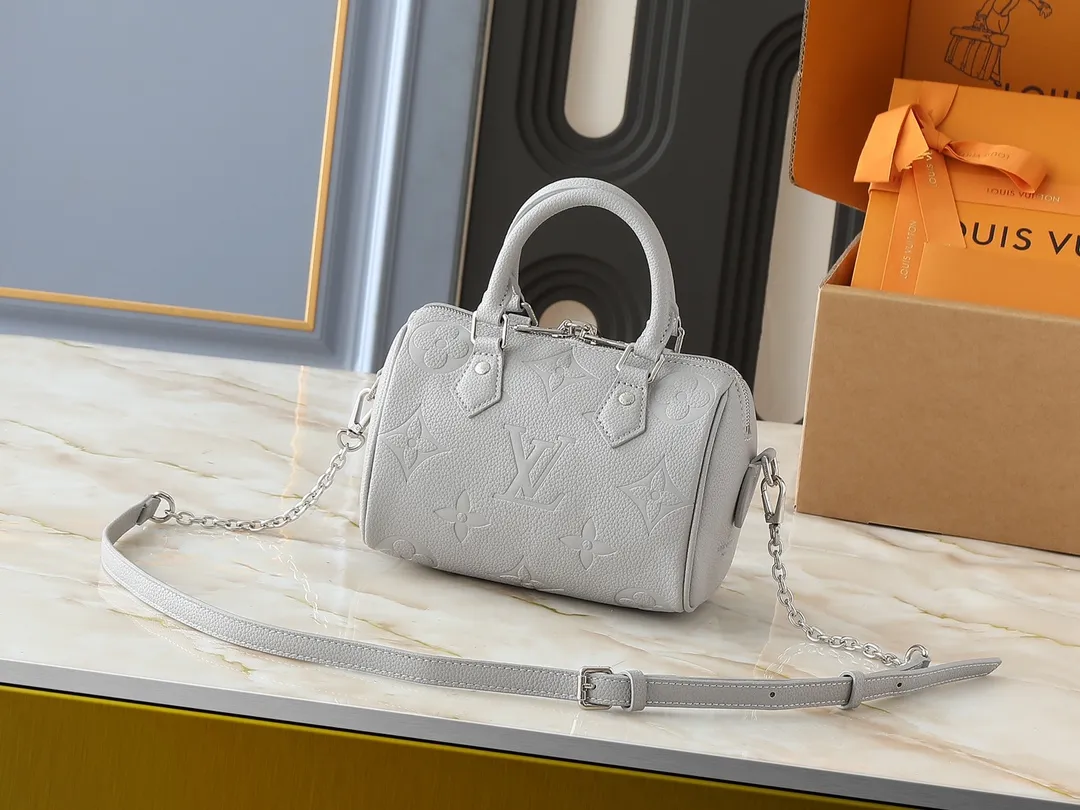 💰240💰Upgraded original version M12713 M58953 M46875 Milk tea color M46883 White with blue M46518 Pink M46517 blue M46575 top original model Speedy Bandoulière 20 handbag from the new Dégradé series, Monogram Empreinte The embossed leather body comes in a variety of colors, adding a pop of color to seasonal outfits. The rolled Toron handle and adjustable shoulder strap allow you to switch between elbow and shoulder straps, making it a perfect companion for urban life and summer parties. 20.5 x 13.5 x 12.0 cm (length x height x width)