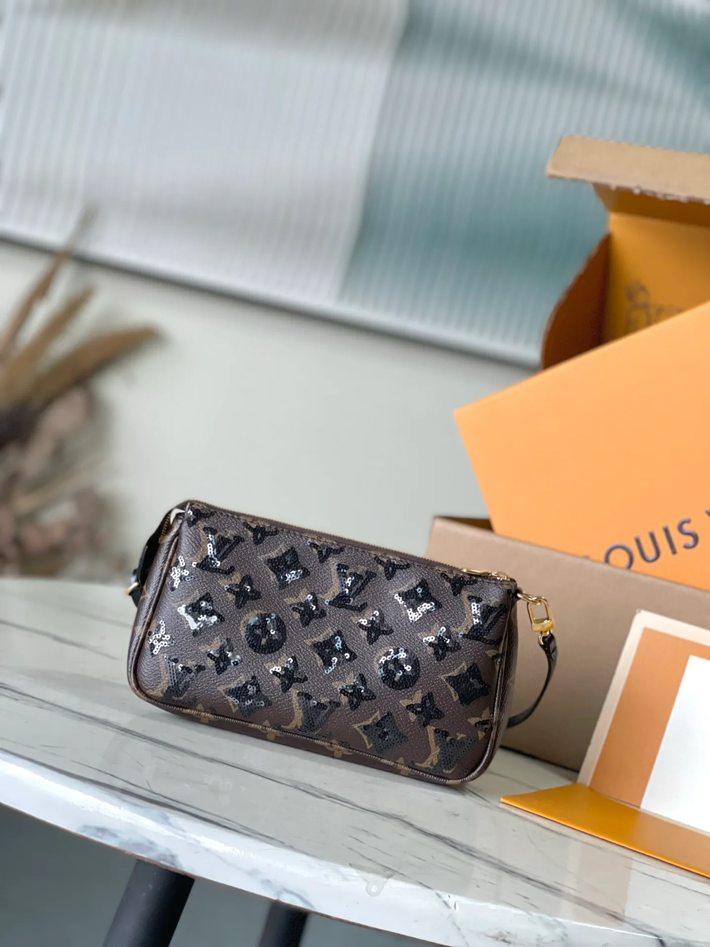 💰780 (first-grain leather) top original order M26473 This Pochette Accessolres handbag is made of Monogram canvas with sparkling sequins, smooth leather trim and metal zipper to create an elegant design. The vibrant color palette can be worn easily from day to night, making it a timeless addition to your wardrobe. Dimensions: 23.5 × 13.5 × 4 cm