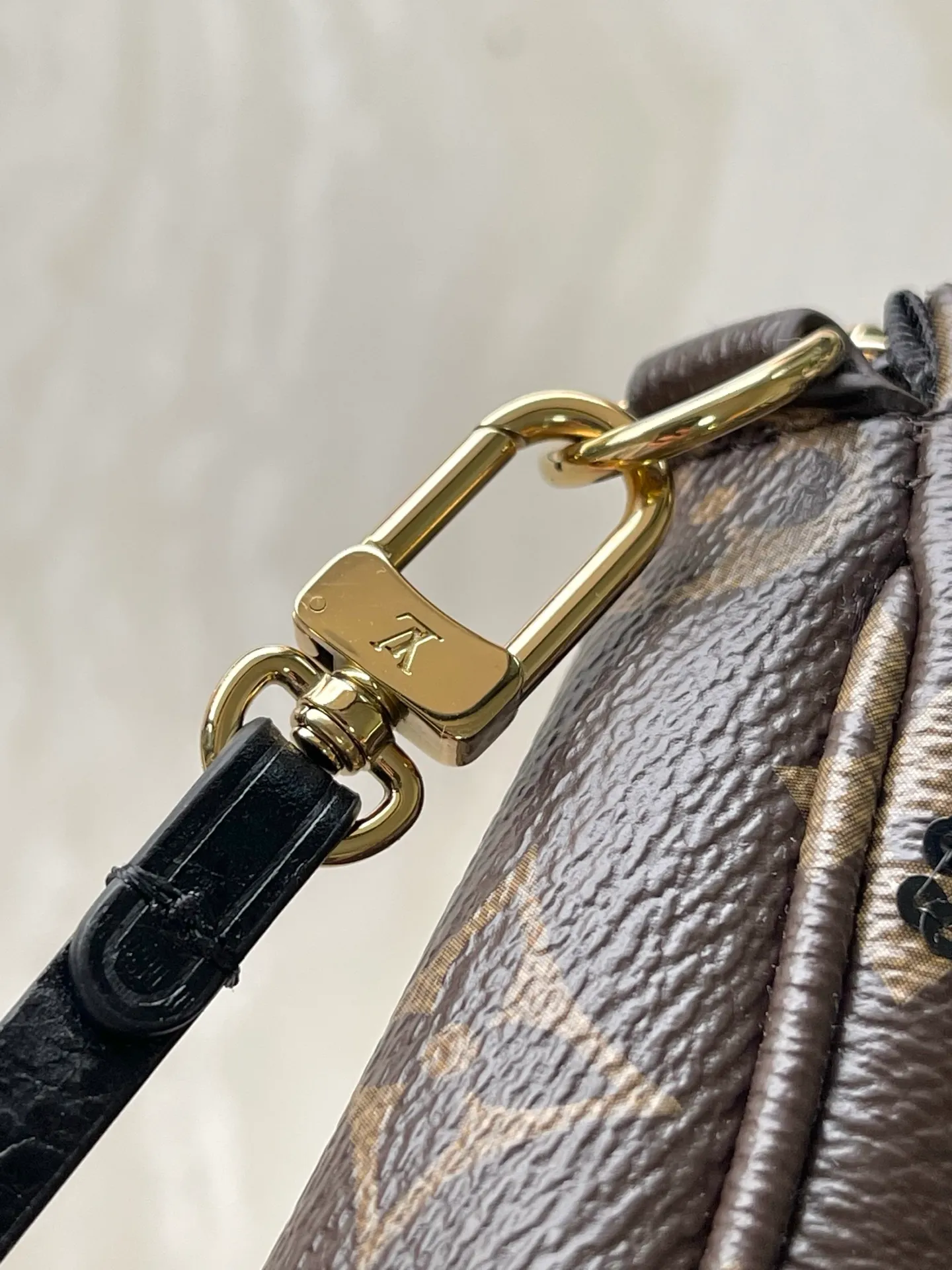 💰780 (first-grain leather) top original order M26473 This Pochette Accessolres handbag is made of Monogram canvas with sparkling sequins, smooth leather trim and metal zipper to create an elegant design. The vibrant color palette can be worn easily from day to night, making it a timeless addition to your wardrobe. Dimensions: 23.5 × 13.5 × 4 cm