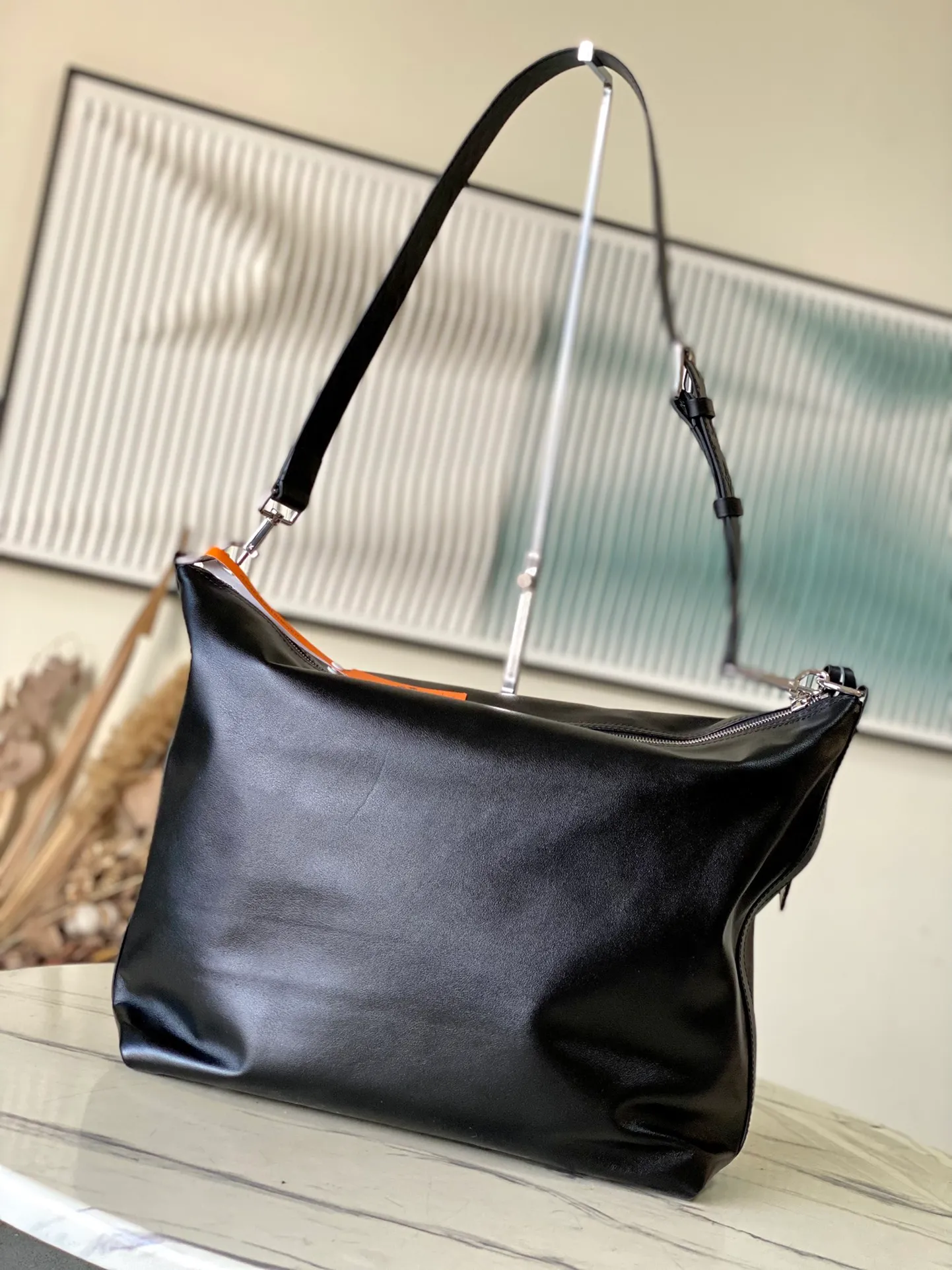 💰1380 (top-grain leather) top original order M13986 This Vagabond Hobo handbag is made of glossy soft cow leather to create an ergonomic and close-fitting silhouette. Whether it is carried cross-body or on the shoulder, it can show its cool style. The metal zipper enables smooth opening and closing, and the bead chain cleverly connects the zipper puller and LV letter decoration. Dimensions: 38 × 35 × 12 cm