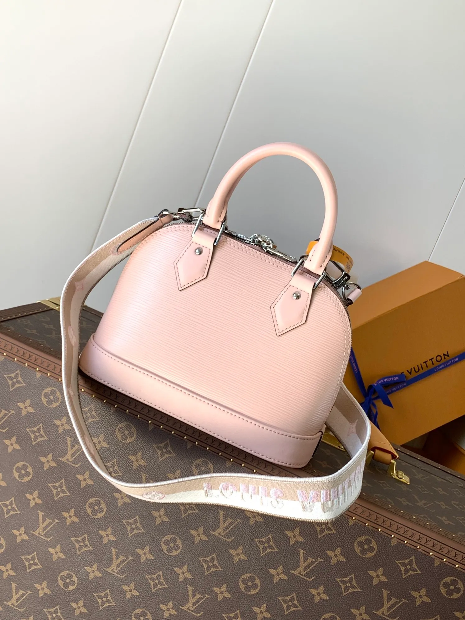 💰1240 (top layer leather) top original order, transcoding chip M59217 black M57540 caramel color M58706 off-white M22620 pink top original order This Alma BB handbag uses colorful Epi leather to present one of Louis Vuitton's iconic designs, and the jacquard shoulder strap is decorated with Louis Vuitton logo embroidery and Monogram on both sides. Flower clusters, with delicate stitching edges, bring the visual focus with dynamic new ideas. Dimensions: 23.5 x 17.5 x 11.5 cm (L x H x W) • Epi grained cowhide leather • Epi leather trim • Microfiber lining • Metal hardware • Double zip closure • Padlock • Key holder • Internal patch pocket • Metal base stud • Shoulder strap: removable, not adjustable • Half-length strap: 50.0 cm • Handle: Double handle