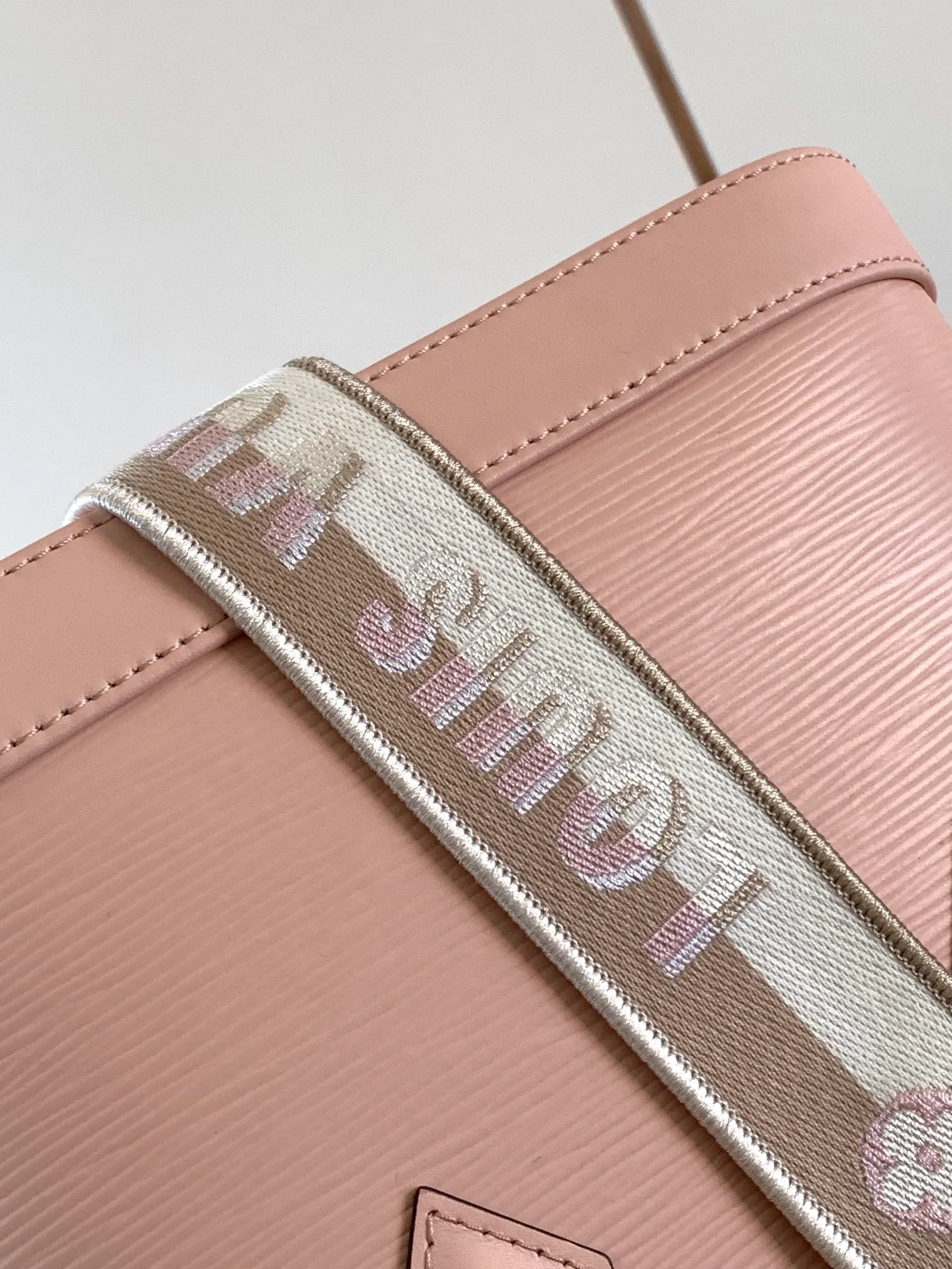 💰1240 (top layer leather) top original order, transcoding chip M59217 black M57540 caramel color M58706 off-white M22620 pink top original order This Alma BB handbag uses colorful Epi leather to present one of Louis Vuitton's iconic designs, and the jacquard shoulder strap is decorated with Louis Vuitton logo embroidery and Monogram on both sides. Flower clusters, with delicate stitching edges, bring the visual focus with dynamic new ideas. Dimensions: 23.5 x 17.5 x 11.5 cm (L x H x W) • Epi grained cowhide leather • Epi leather trim • Microfiber lining • Metal hardware • Double zip closure • Padlock • Key holder • Internal patch pocket • Metal base stud • Shoulder strap: removable, not adjustable • Half-length strap: 50.0 cm • Handle: Double handle