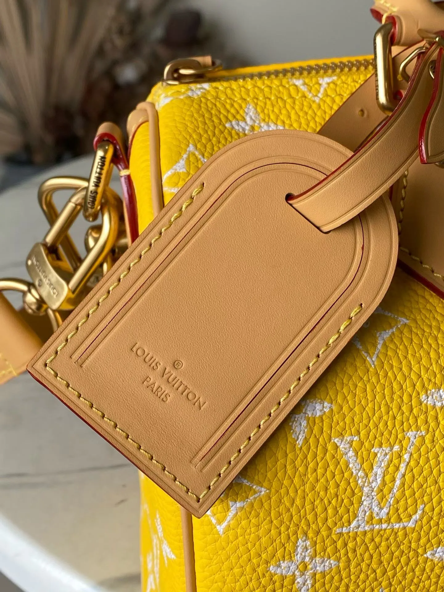 💰1540 Top Original Order M24426 Yellow Small This Speedy P18 Bandouliere 25 handbag is made of soft cow leather with deep cow leather trim and a detachable and adjustable shoulder strap. Exquisite stitching, dyed edges and the iconic P18 nameplate create ingenious details. Dimensions: 25 × 19 × 15 cm
