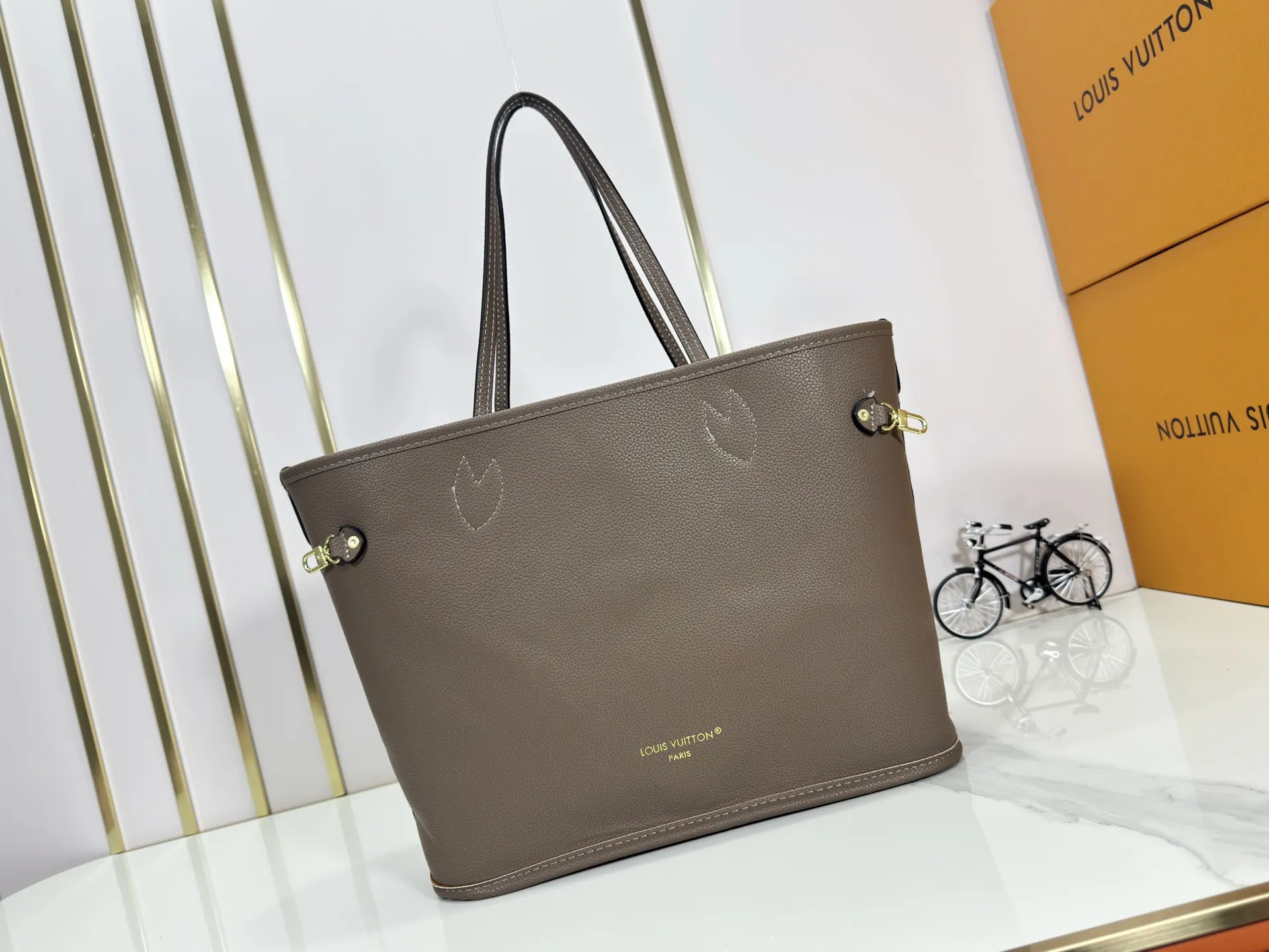 P260 Upgraded original large size M11964 black M11946 rose red M12061 earthy yellow M11946 gray Neverfull Bandoulière Inside Out BB handbag is a double-sided version of the classic design this season, decorated with iconic Monogram canvas and grained leather on the front and back. The removable zipper bag can be used alone or hung externally. The detachable shoulder strap makes it easy to wear cross-body, and the dazzling metal hardware adds a sophisticated detail. Large size 31 x 28 x 14 cm (length x height x width)