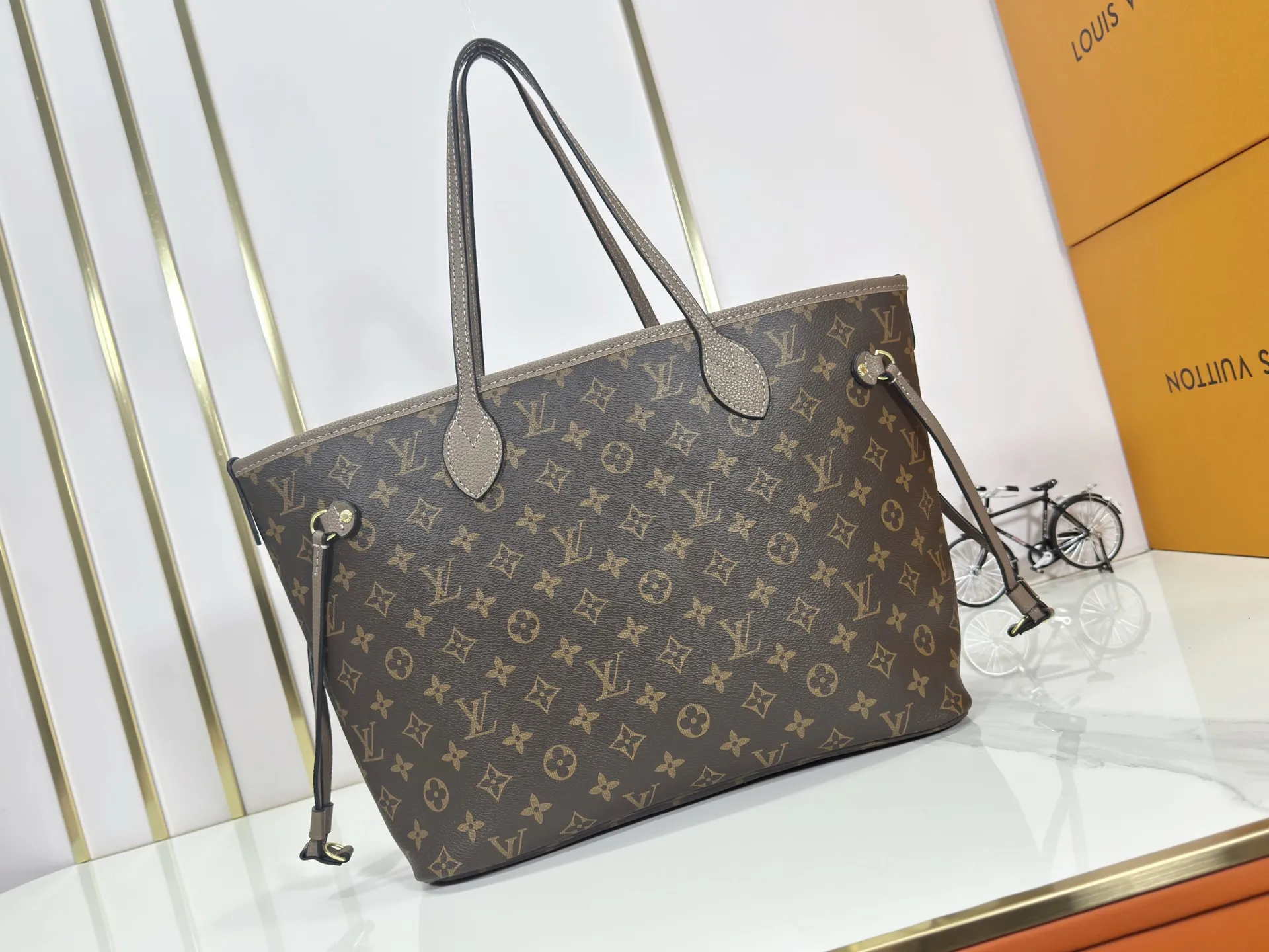 P260 Upgraded original large size M11964 black M11946 rose red M12061 earthy yellow M11946 gray Neverfull Bandoulière Inside Out BB handbag is a double-sided version of the classic design this season, decorated with iconic Monogram canvas and grained leather on the front and back. The removable zipper bag can be used alone or hung externally. The detachable shoulder strap makes it easy to wear cross-body, and the dazzling metal hardware adds a sophisticated detail. Large size 31 x 28 x 14 cm (length x height x width)