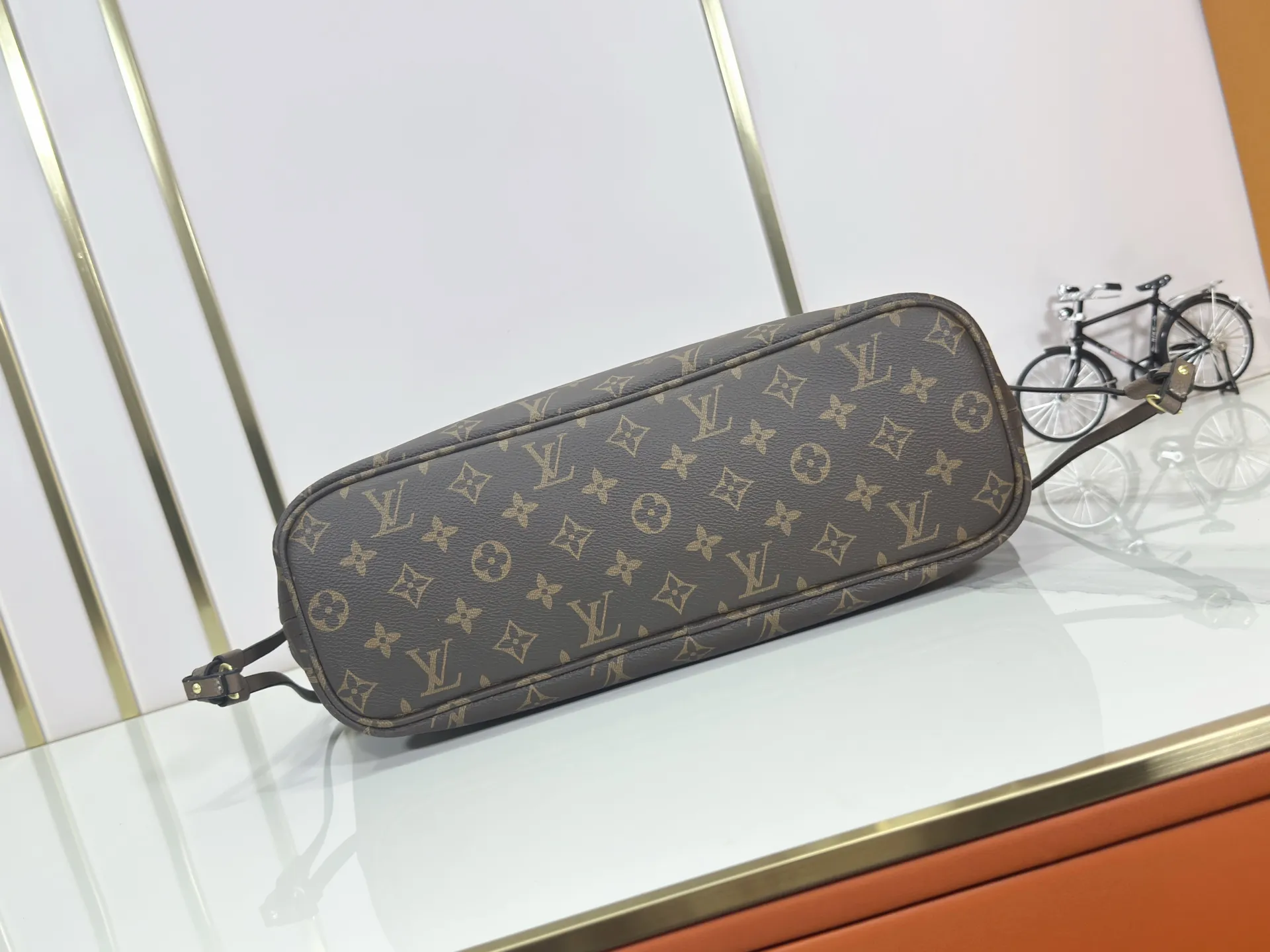 P260 Upgraded original large size M11964 black M11946 rose red M12061 earthy yellow M11946 gray Neverfull Bandoulière Inside Out BB handbag is a double-sided version of the classic design this season, decorated with iconic Monogram canvas and grained leather on the front and back. The removable zipper bag can be used alone or hung externally. The detachable shoulder strap makes it easy to wear cross-body, and the dazzling metal hardware adds a sophisticated detail. Large size 31 x 28 x 14 cm (length x height x width)