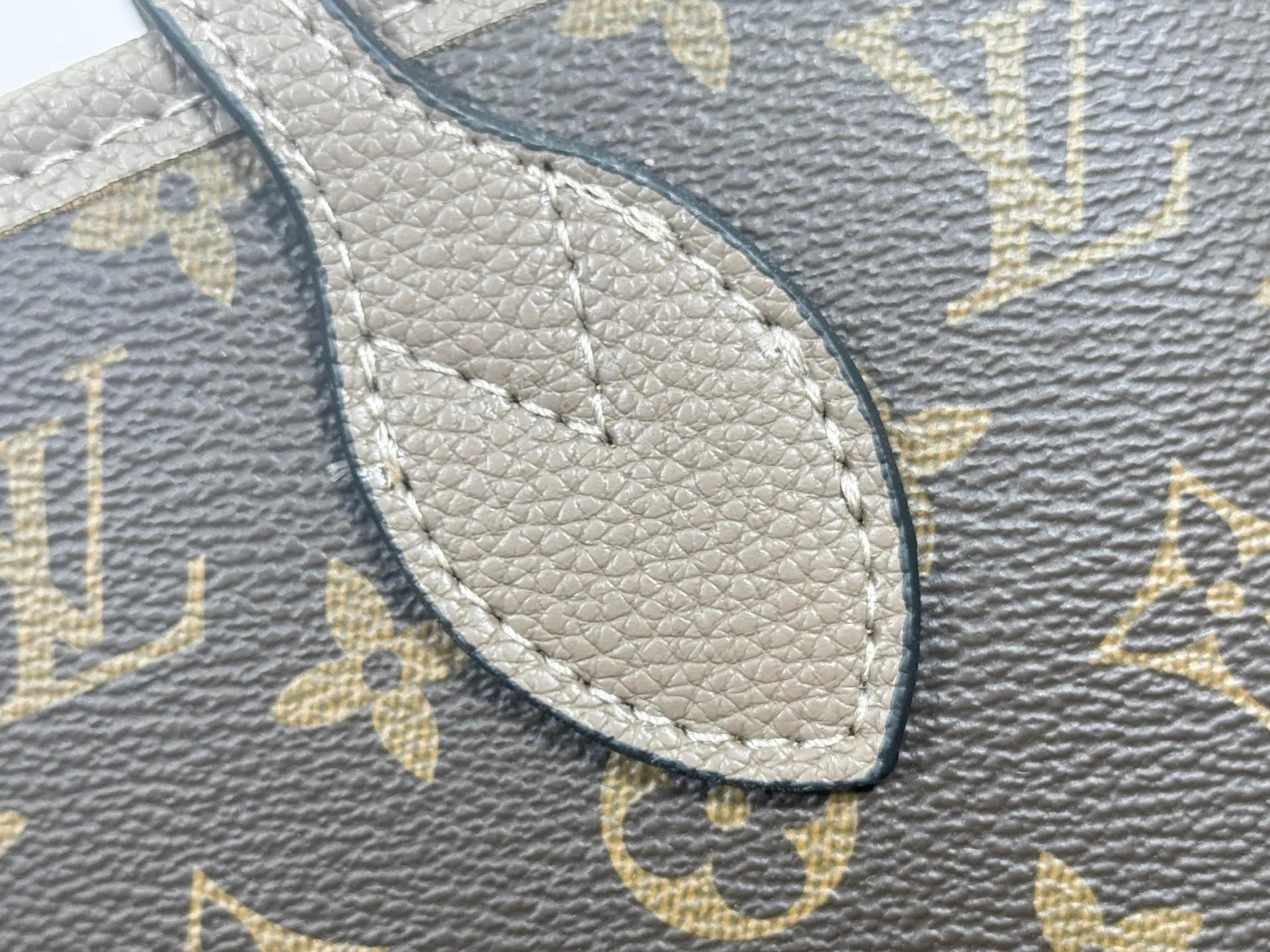 P260 Upgraded original large size M11964 black M11946 rose red M12061 earthy yellow M11946 gray Neverfull Bandoulière Inside Out BB handbag is a double-sided version of the classic design this season, decorated with iconic Monogram canvas and grained leather on the front and back. The removable zipper bag can be used alone or hung externally. The detachable shoulder strap makes it easy to wear cross-body, and the dazzling metal hardware adds a sophisticated detail. Large size 31 x 28 x 14 cm (length x height x width)