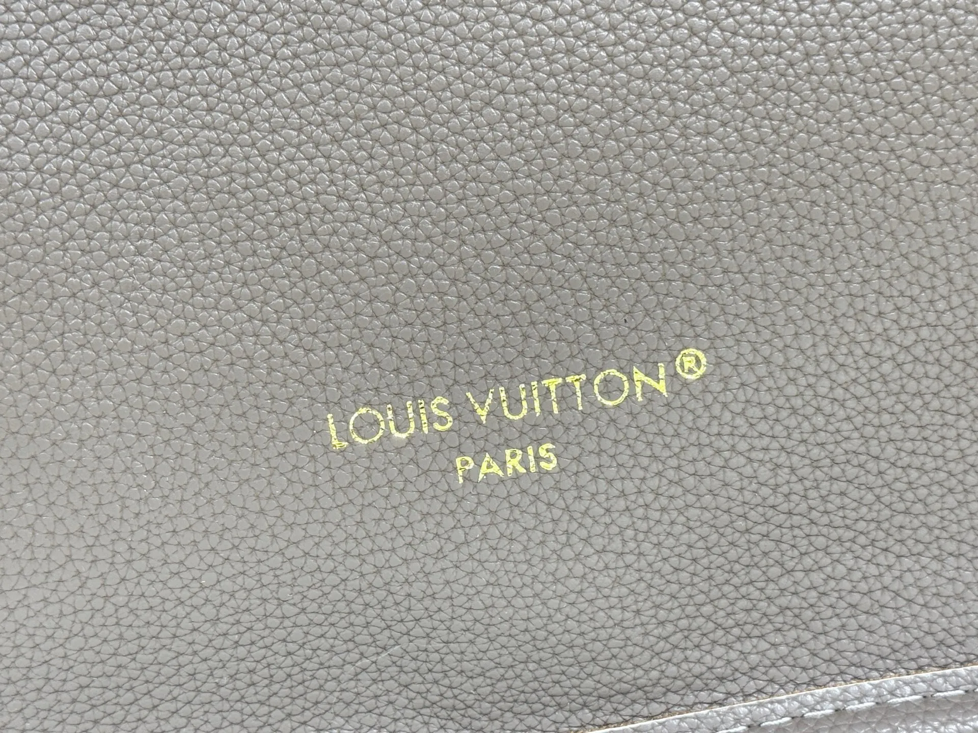 P260 Upgraded original large size M11964 black M11946 rose red M12061 earthy yellow M11946 gray Neverfull Bandoulière Inside Out BB handbag is a double-sided version of the classic design this season, decorated with iconic Monogram canvas and grained leather on the front and back. The removable zipper bag can be used alone or hung externally. The detachable shoulder strap makes it easy to wear cross-body, and the dazzling metal hardware adds a sophisticated detail. Large size 31 x 28 x 14 cm (length x height x width)