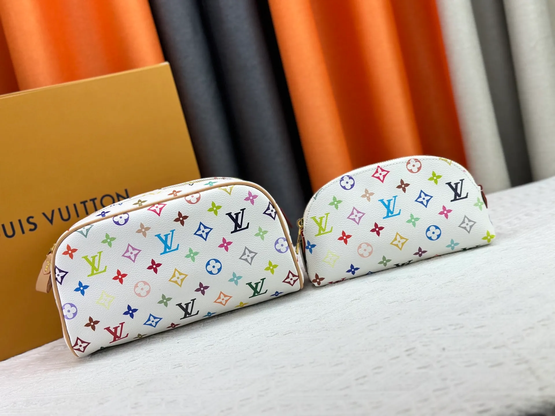 P240 Upgraded original 2-piece set Murakami Takahiro Tricolor M47528 M13669 This Dopp Kit toiletry bag is made of Monogram Eclipse canvas, bringing a restrained choice to Monogram lovers. Plenty of space to store travel essentials, double zippers for secure protection, and wide opening for easy access. 28.0 x 15.0 x 16.5 cm (length x height x width)
