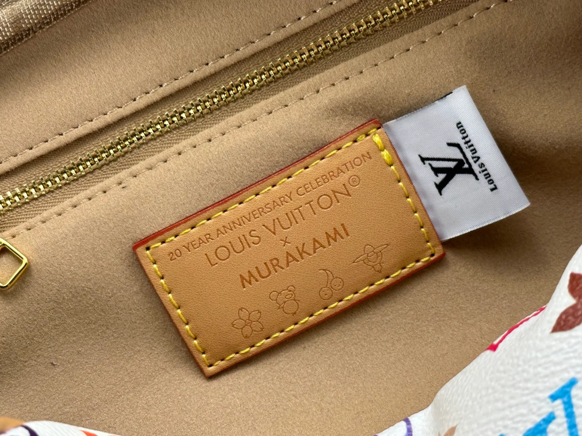 P240 Upgraded original 2-piece set Murakami Takahiro Tricolor M47528 M13669 This Dopp Kit toiletry bag is made of Monogram Eclipse canvas, bringing a restrained choice to Monogram lovers. Plenty of space to store travel essentials, double zippers for secure protection, and wide opening for easy access. 28.0 x 15.0 x 16.5 cm (length x height x width)