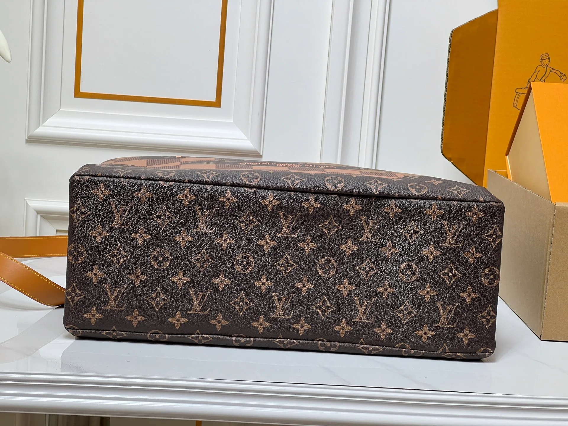 Batch 320💰M24457 presbyopic plaid purple. Grass green pink black orange blue green gray presbyopia plaid black crocodile pattern orange crocodile pattern 13 colors ✔️ This medium Shopper handbag draws inspiration from Louis Vuitton shopping bags, with the words Louis Vuitton and Maison Fondée En 1854 written on soft cow leather, with a top handle and a detachable shoulder strap. Dimensions: 42x34x16cm
