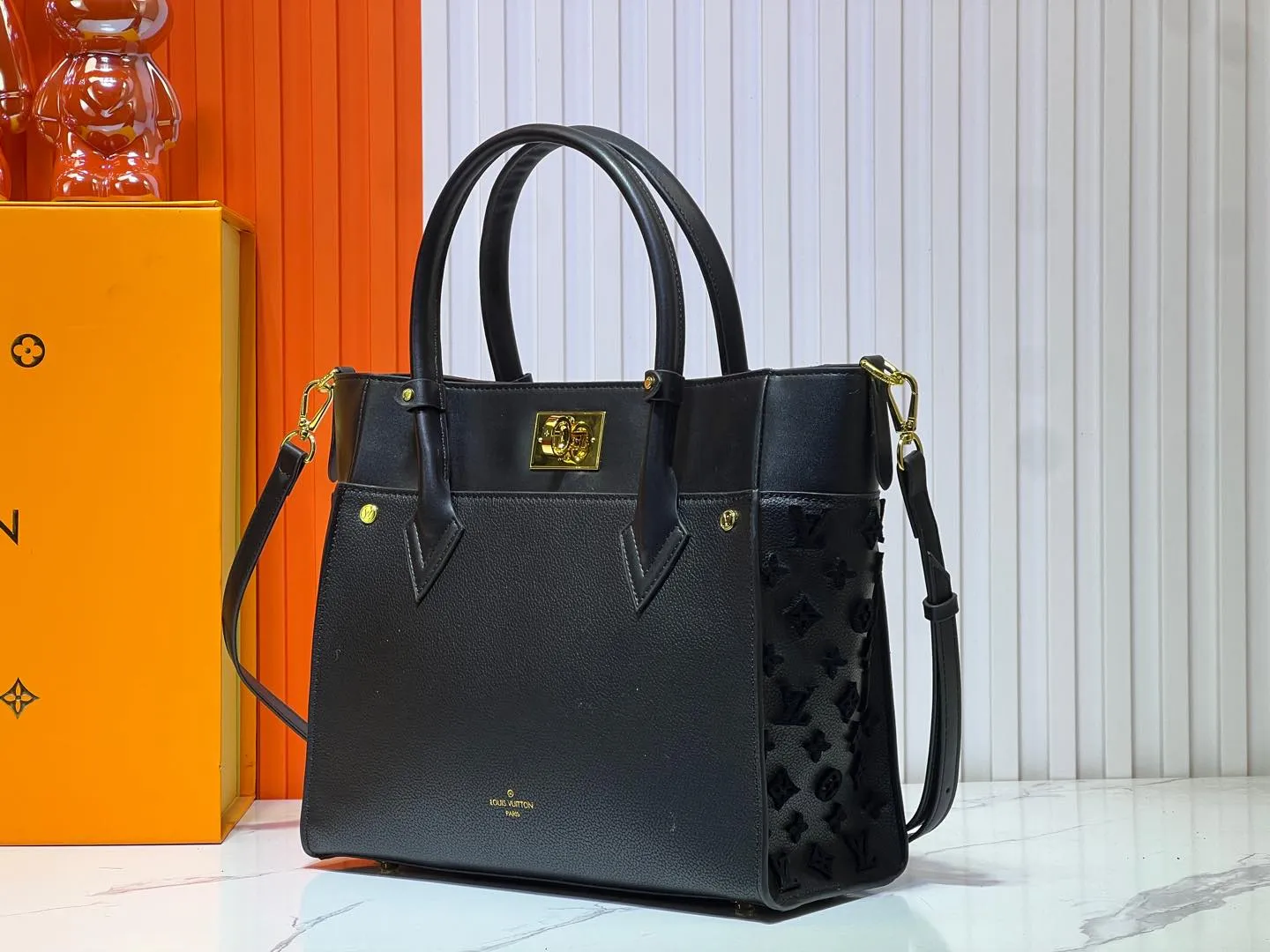 Batch 380💰Upgraded original [M53826 black embroidery M53825 apricot embroidery M53824 MM53823 presbyopia with black]🔥On My Side handbag shows the elegant fusion of calfskin and classic Monogram canvas. Contrasting canvas shapes the large outer pocket, creating a trompe l'oeil effect as if two handbags merge into one. Plenty of space can easily accommodate office needs, and the adjustable shoulder strap allows for a cross-body style. Dimensions: 30.5 x 24.5 x 14 cm (Length x Height x Width) - Calfskin and Monogram coated canvas - Cowhide leather trim - Microfiber lining - 2 top handles for hand or elbow carry - Adjustable shoulder strap for shoulder or cross-body wear - Lock closure - 2 outer pockets with magnetic closure - Zip pocket - 1 patch pocket
