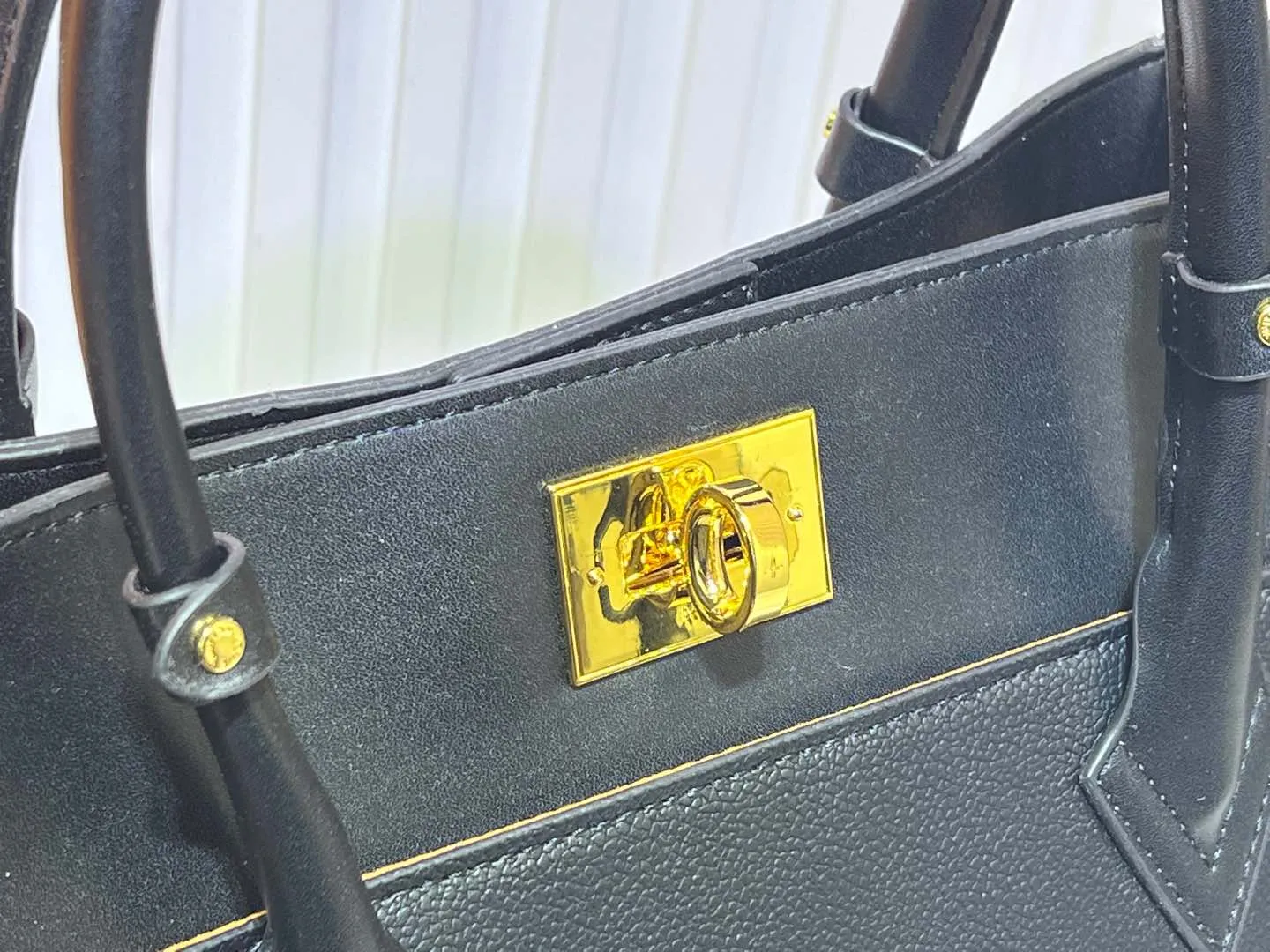 Batch 380💰Upgraded original [M53826 black embroidery M53825 apricot embroidery M53824 MM53823 presbyopia with black]🔥On My Side handbag shows the elegant fusion of calfskin and classic Monogram canvas. Contrasting canvas shapes the large outer pocket, creating a trompe l'oeil effect as if two handbags merge into one. Plenty of space can easily accommodate office needs, and the adjustable shoulder strap allows for a cross-body style. Dimensions: 30.5 x 24.5 x 14 cm (Length x Height x Width) - Calfskin and Monogram coated canvas - Cowhide leather trim - Microfiber lining - 2 top handles for hand or elbow carry - Adjustable shoulder strap for shoulder or cross-body wear - Lock closure - 2 outer pockets with magnetic closure - Zip pocket - 1 patch pocket