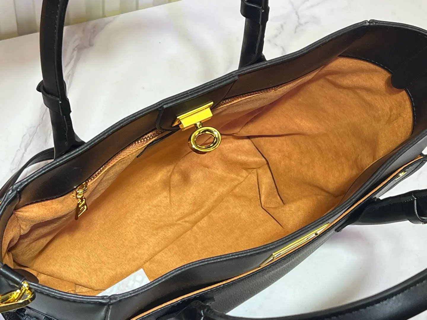 Batch 380💰Upgraded original [M53826 black embroidery M53825 apricot embroidery M53824 MM53823 presbyopia with black]🔥On My Side handbag shows the elegant fusion of calfskin and classic Monogram canvas. Contrasting canvas shapes the large outer pocket, creating a trompe l'oeil effect as if two handbags merge into one. Plenty of space can easily accommodate office needs, and the adjustable shoulder strap allows for a cross-body style. Dimensions: 30.5 x 24.5 x 14 cm (Length x Height x Width) - Calfskin and Monogram coated canvas - Cowhide leather trim - Microfiber lining - 2 top handles for hand or elbow carry - Adjustable shoulder strap for shoulder or cross-body wear - Lock closure - 2 outer pockets with magnetic closure - Zip pocket - 1 patch pocket