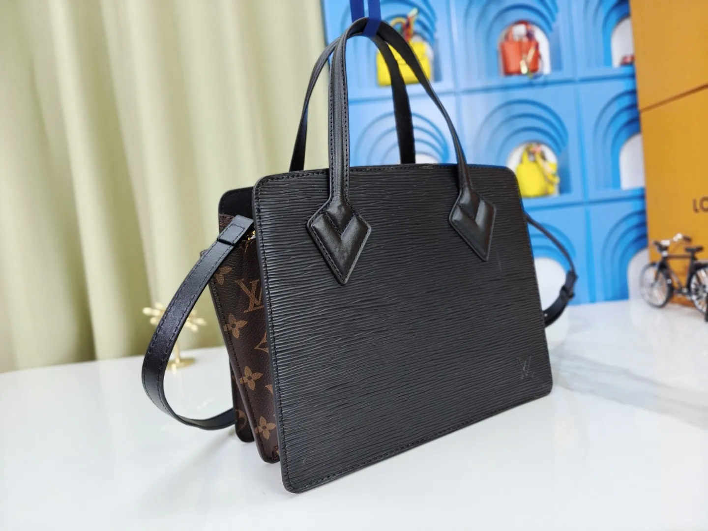 P280💰Upgraded original M11789 M11791 M12533 ​​This Varenne handbag takes inspiration from the archive design launched in 1992. It cleverly combines soft Epi leather and Monogram canvas, making the geometric configuration reveal a feminine charm. Expand the accordion structure to expand ample storage space, and the detachable shoulder strap allows for a variety of carrying options. Dimensions: 30.0 x 31.5 x 9.0 cm (length x height x width)