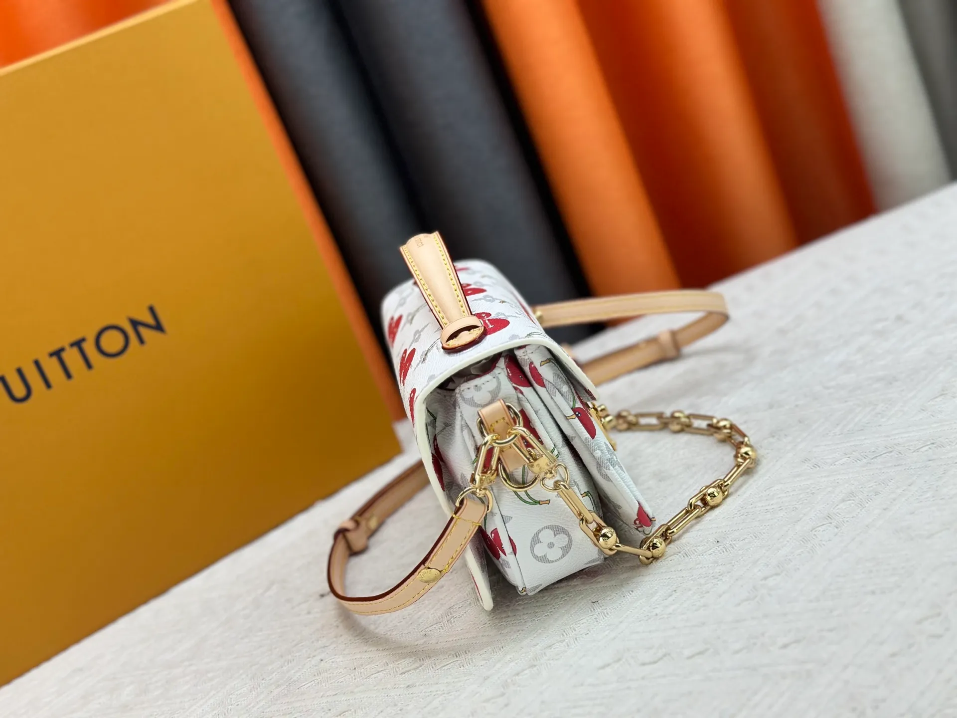 P300 upgraded version [Official latest model, matching color] Cherry chain bag armpit bag exclusive sticker M14231 M14239 M12429 M23940 M40749 M46914 M46279 M22834 M46595 LV messenger bag comes in small size East West Métis handbag adopts a fashionable shoulder bag shape, full of trend. The compact bag is made from the brand's Monogram canvas, equipped with a chic S-lock closure and stylish top handles, and has a shiny polished surface. Versatile and spacious. The removable long shoulder strap makes it easy to carry on the shoulder or cross-body. It is a good companion for daily travel. Size 21.5x6x13.5cm