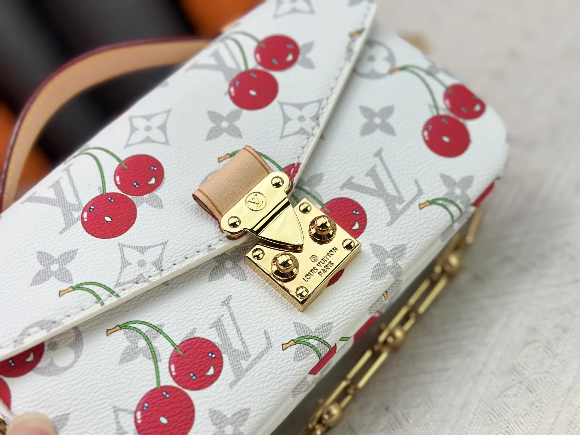 P300 upgraded version [Official latest model, matching color] Cherry chain bag armpit bag exclusive sticker M14231 M14239 M12429 M23940 M40749 M46914 M46279 M22834 M46595 LV messenger bag comes in small size East West Métis handbag adopts a fashionable shoulder bag shape, full of trend. The compact bag is made from the brand's Monogram canvas, equipped with a chic S-lock closure and stylish top handles, and has a shiny polished surface. Versatile and spacious. The removable long shoulder strap makes it easy to carry on the shoulder or cross-body. It is a good companion for daily travel. Size 21.5x6x13.5cm