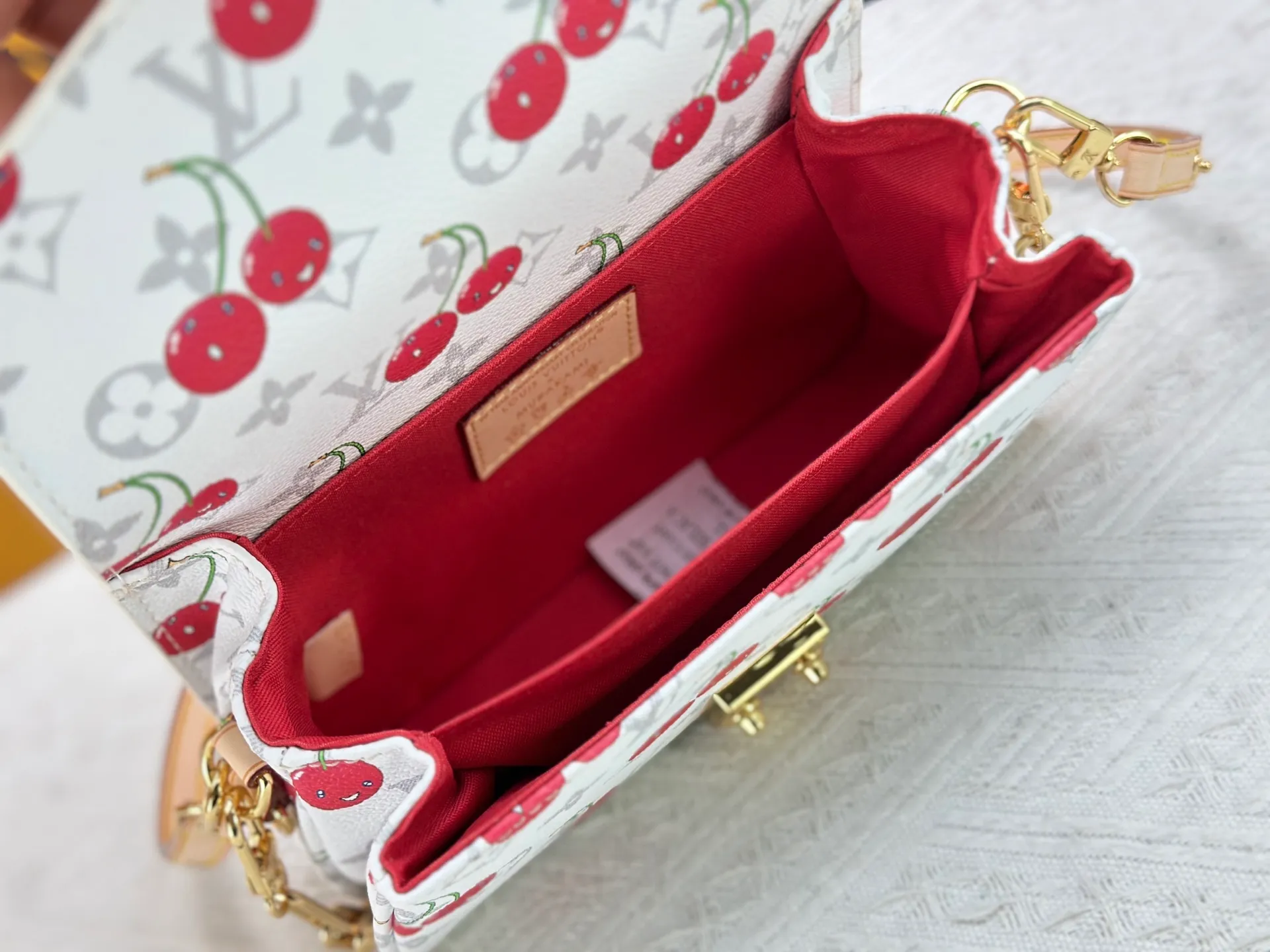P300 upgraded version [Official latest model, matching color] Cherry chain bag armpit bag exclusive sticker M14231 M14239 M12429 M23940 M40749 M46914 M46279 M22834 M46595 LV messenger bag comes in small size East West Métis handbag adopts a fashionable shoulder bag shape, full of trend. The compact bag is made from the brand's Monogram canvas, equipped with a chic S-lock closure and stylish top handles, and has a shiny polished surface. Versatile and spacious. The removable long shoulder strap makes it easy to carry on the shoulder or cross-body. It is a good companion for daily travel. Size 21.5x6x13.5cm