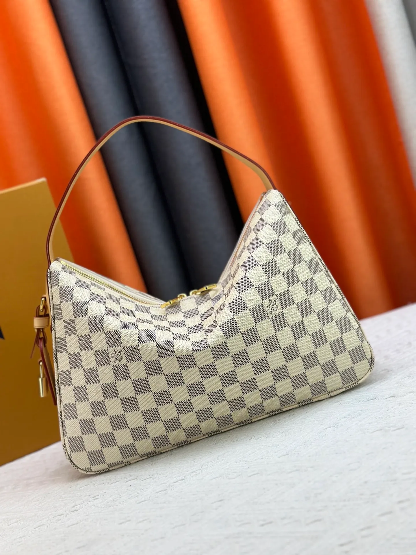 P260 Upgraded version [Official latest model, real shot of the version made] M12097-M12098-M11952-M00126 This Vanity Pouch handbag comes from the Louis Vuitton Coated canvas is trimmed with calfskin, while a zipper closure, detachable chain and LV-engraved padlock add a metallic sheen. Dimensions: 41.0 × 33.0 × 10.0 Dimensions, 32.5x22.0x9.0
