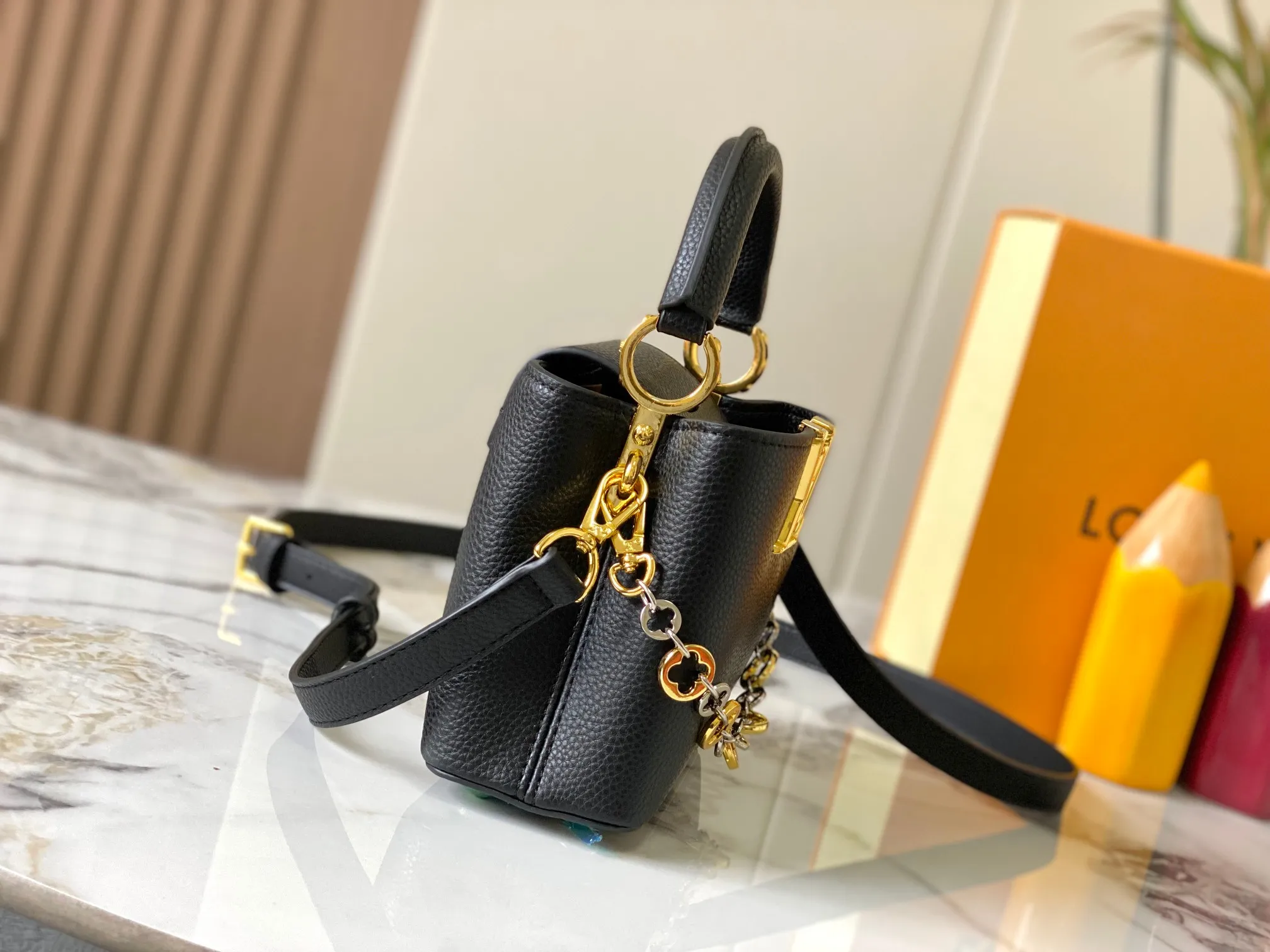 Top original P440 Guangzhou product 🇫🇷M12935 This Capucines mini handbag is from the Capucines Chain On You series. It is made of soft Taurillon cow leather and has ample space to store daily necessities such as short wallets, keys, and lipstick. The jewelry-style double-plated chain incorporates Monogram floral details and complements the round LV letters. The flip cover can be placed in or out. Size:21×14×8cm