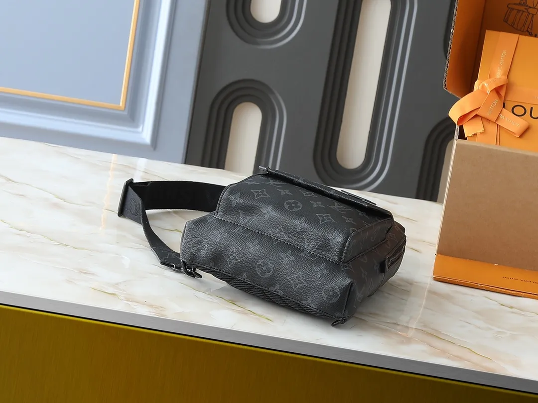 💰260💰Upgraded from the original M23736 M23765 M11601. This Pilot shoulder bag references the classic design of the Takeoff backpack, making it a trendy choice with its rounded lines, front flap and iconic details of the LV Aerogram series. The magnetic closure ensures easy access and secure storage, and the adjustable shoulder strap can be placed on either side of the bag. 20.0 x 30.0 x 4.0 cm (length x height x width)