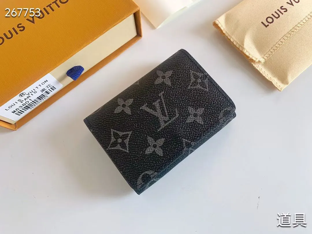 P80 💎LV ENVELOPPE CARTE DE VISITE Card Holder Wallet Made of classic Monogram coated canvas, this Enveloppe Carte de Visite card holder allows you to carry business cards or credit cards with you delicately. It can be easily stored in almost any pocket and uses snap buttons to open and close. Style number: M63801. Model: 10.5x 8x1. Coding: nn71/145125/57