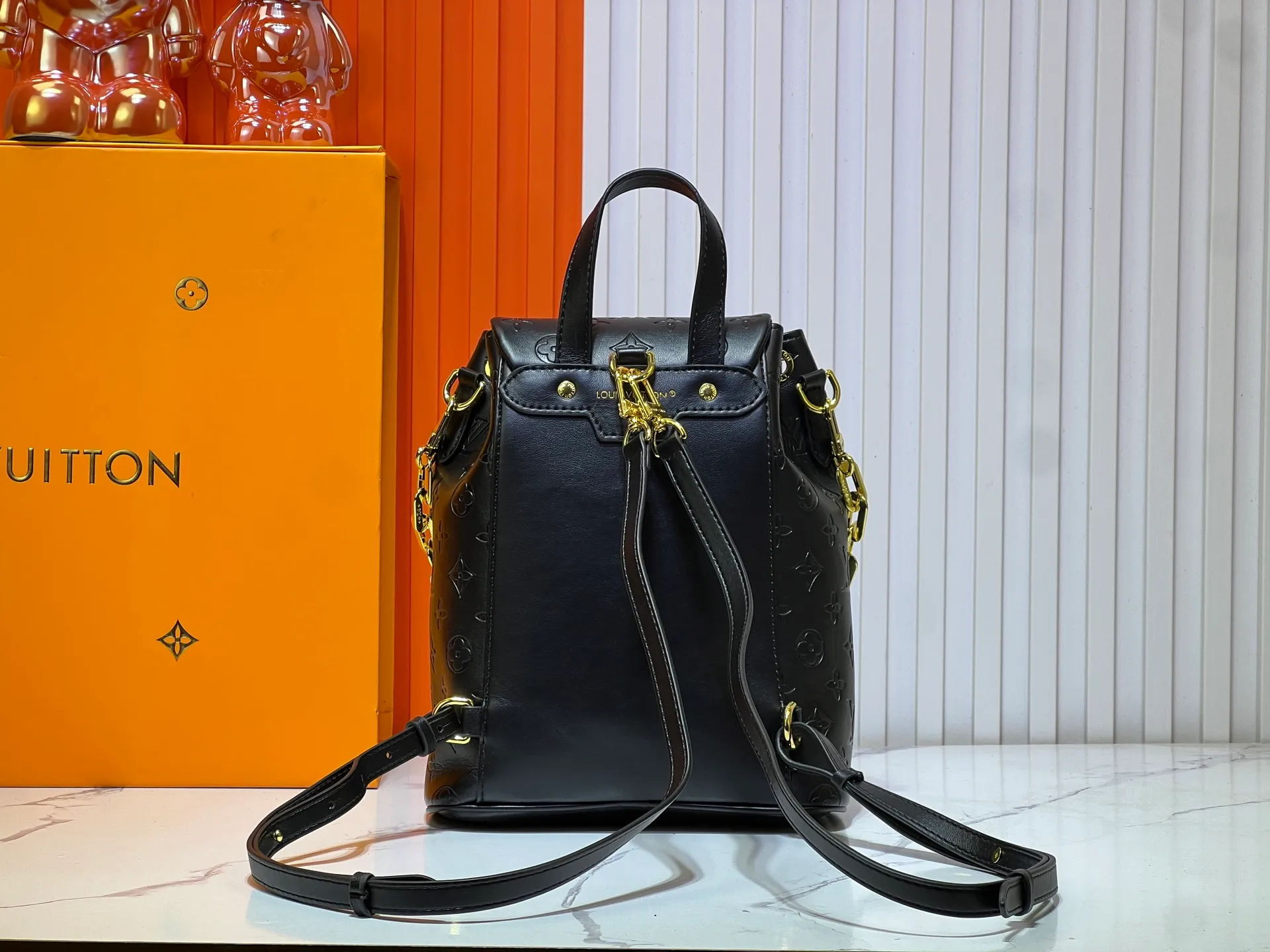 Batch 280💰M13357 Coussin Backpack small handbag joins the Coussin series with a backpack configuration. It is made of soft Monogram embossed leather and integrated with the iconic LV padlock, combining modern style and functional considerations. The detachable Coussin chain releases the metal edge, and the zippered front pocket makes it easy to access various small items. Size: 21X26X10 cm