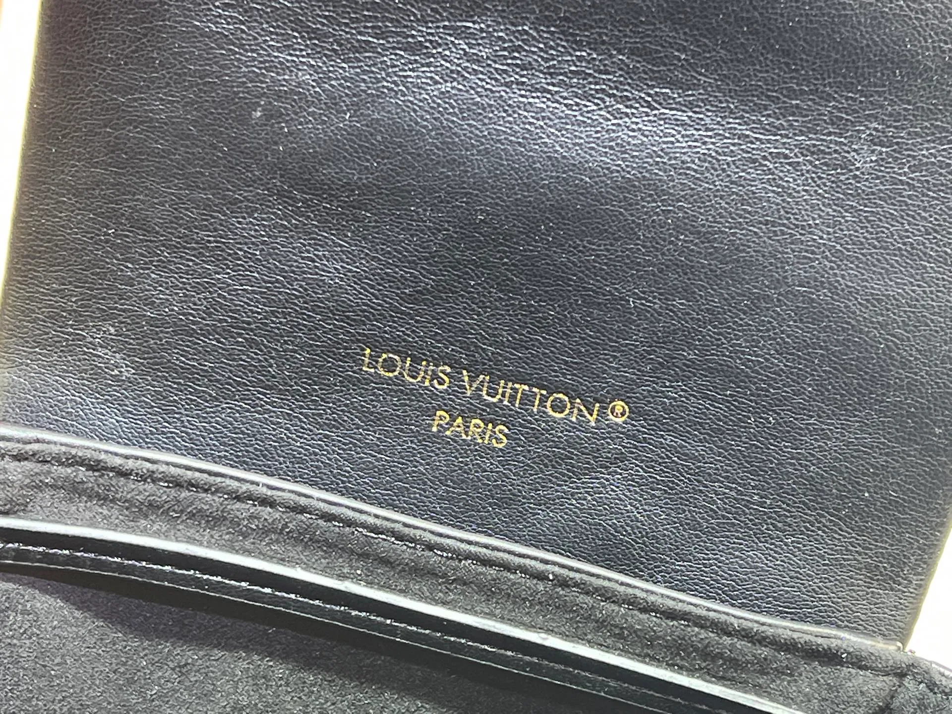 Batch 280💰M13357 Coussin Backpack small handbag joins the Coussin series with a backpack configuration. It is made of soft Monogram embossed leather and integrated with the iconic LV padlock, combining modern style and functional considerations. The detachable Coussin chain releases the metal edge, and the zippered front pocket makes it easy to access various small items. Size: 21X26X10 cm
